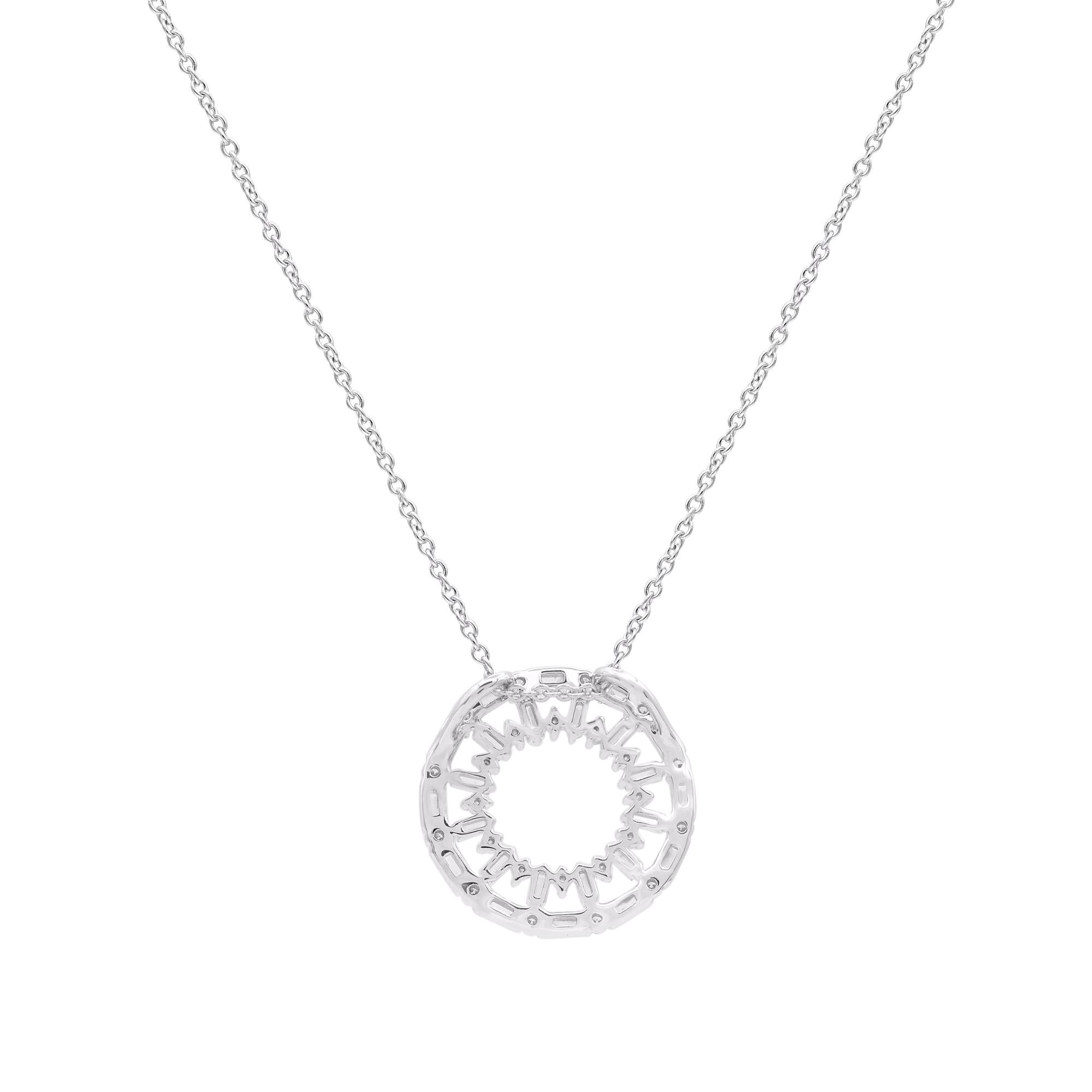 Questo scintillante ciondolo a forma di cerchio con diamante è un regalo che lei adorerà per molti anni. Questo pendente a cerchio dal design senza tempo, realizzato in oro bianco 14 carati, presenta 48 diamanti rotondi e a baguette con