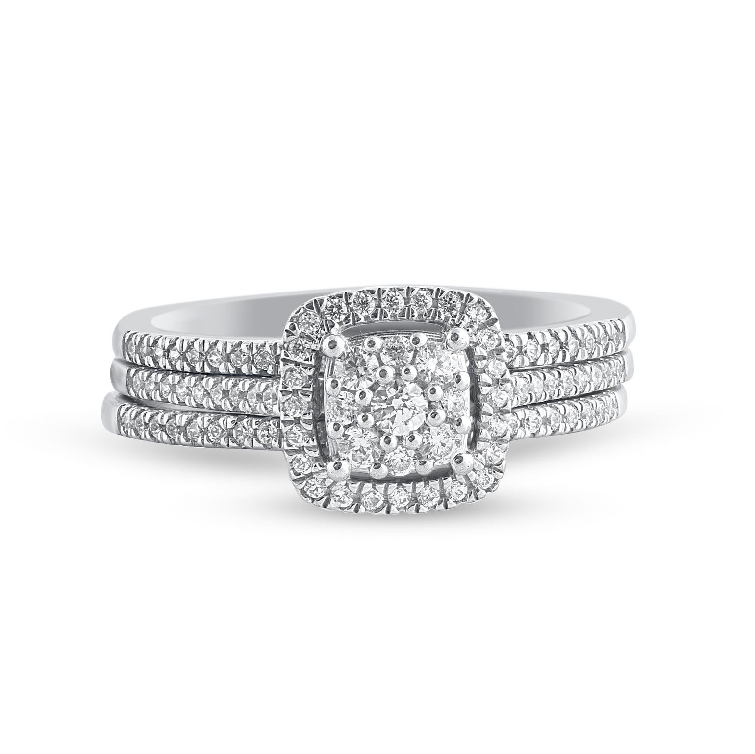 En ese día tan especial, expresa todo tu amor con este elegante y deslumbrante conjunto nupcial de diamantes. Fabricada en oro blanco de 14 quilates. Esta alianza presenta un brillante diamante redondo de talla única y 97 brillantes, bellamente