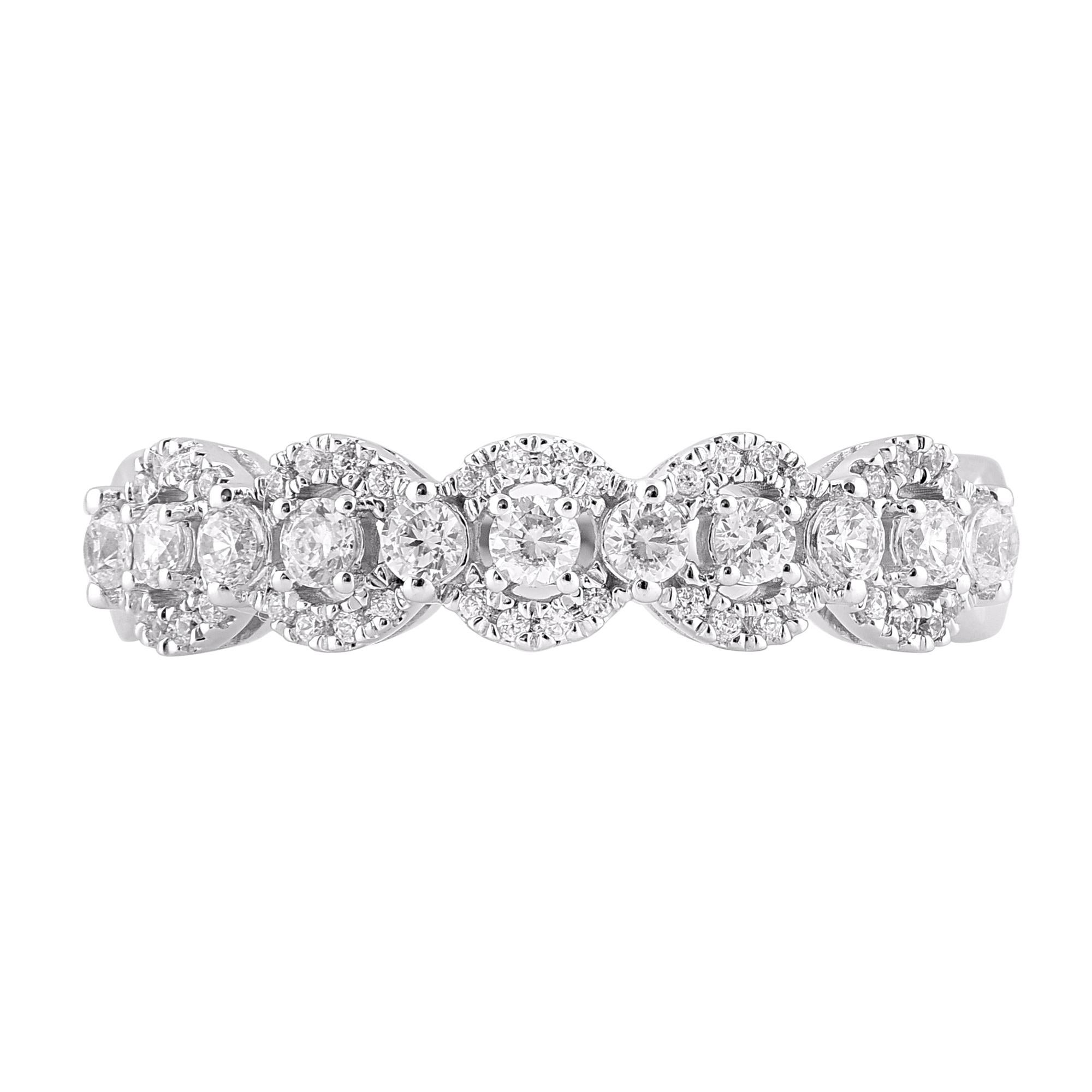 Lassen Sie Ihren schönsten Tag mit diesem Ehering erstrahlen. Von unseren hauseigenen Experten in 14 Karat Weißgold gefertigt und mit 51 runden Diamanten in Zackenfassung verziert. Das Gesamtgewicht der Diamanten beträgt 0,50 Karat. Die Diamanten