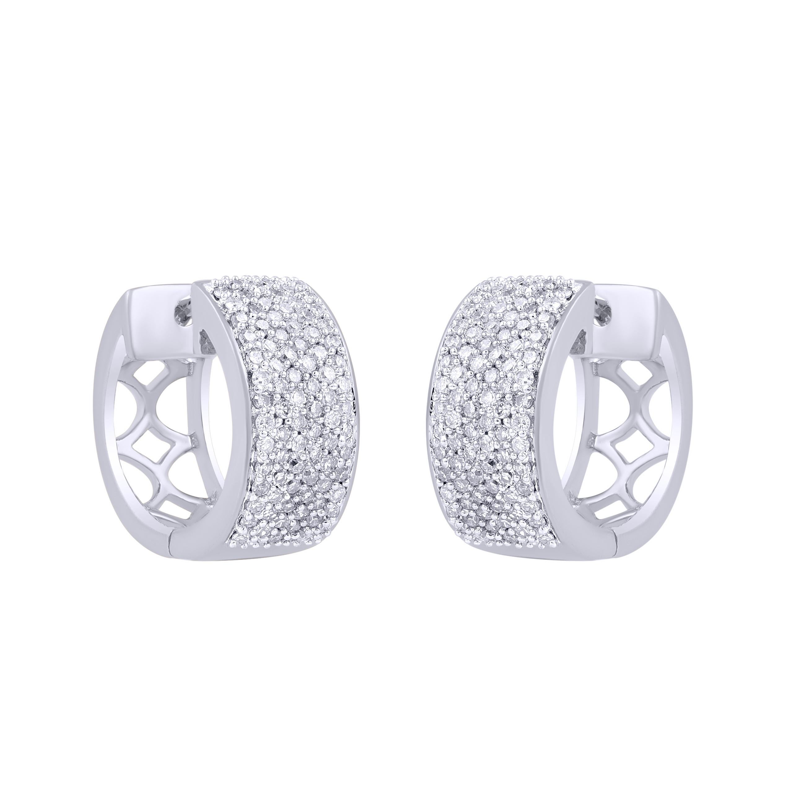 Ornez votre tenue de soirée d'un éclat supplémentaire en portant ces boucles d'oreilles en forme d'anneau !  Whiting en or blanc 14 carats avec 168 diamants taille unique en sertissage pave. Ces boucles d'oreilles se fixent à l'aide d'un dos à