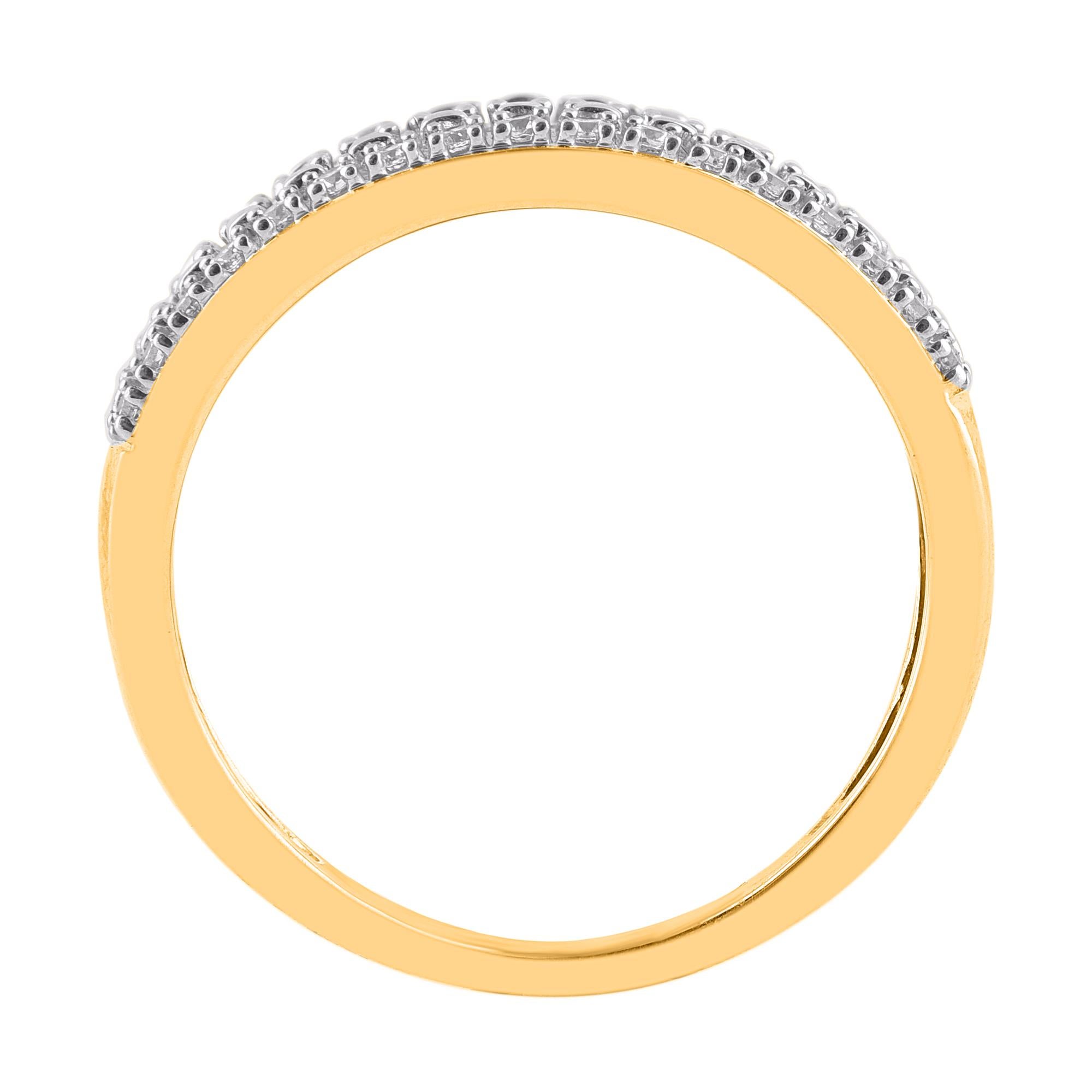 Exprimez votre amour pour elle de la manière la plus classique qui soit avec cette bague à anneau. Cette magnifique bague présente des diamants ronds et baguettes scintillants en serti clos et en serti canal. Fabriqué en or jaune 14 carats. La bague