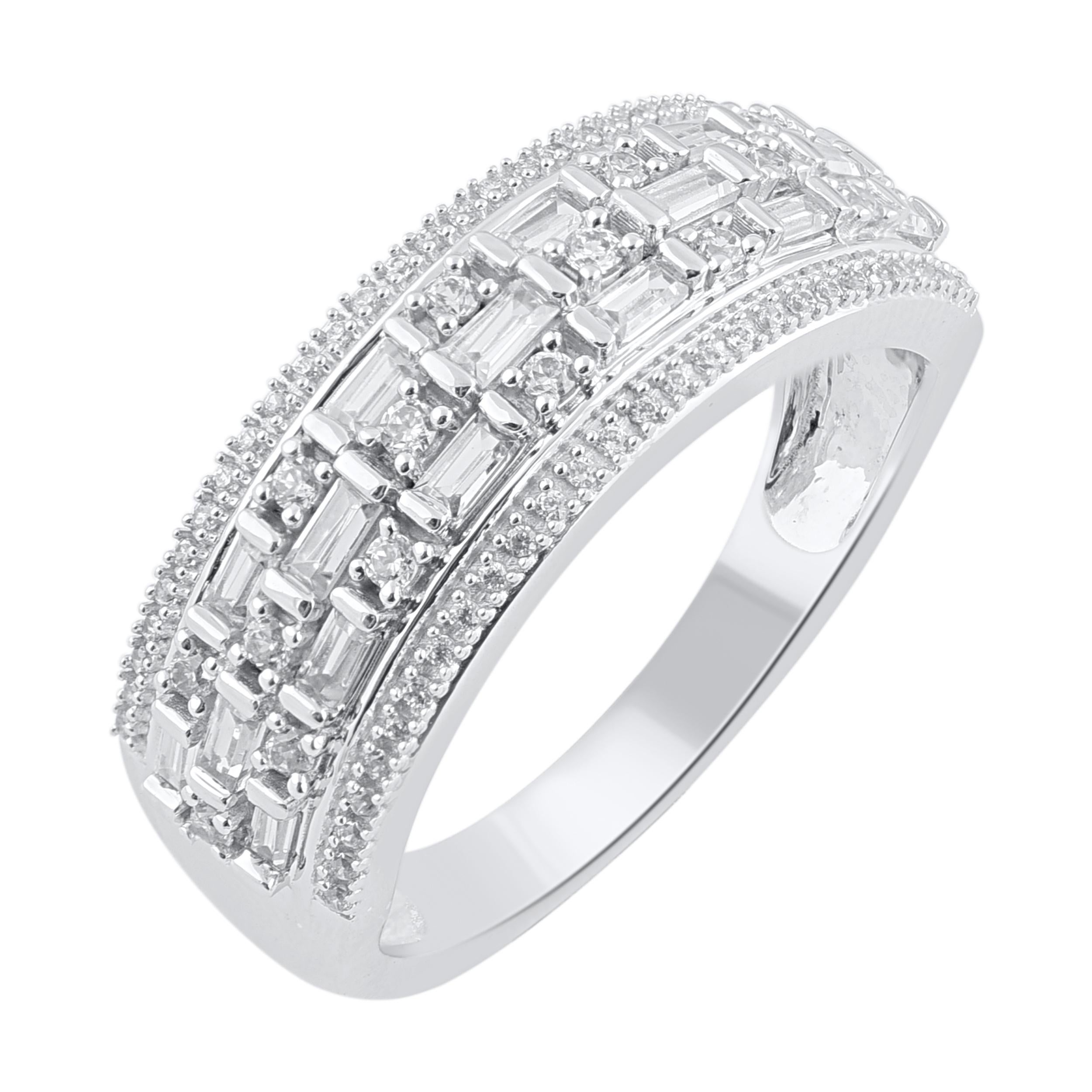 Haz que ese momento especial sea mágico con el exquisito anillo de compromiso de diamantes. Este anillo está bellamente elaborado en oro blanco de 14 quilates e incrustado con 87 diamantes redondos brillantes de talla única y diamantes baguette