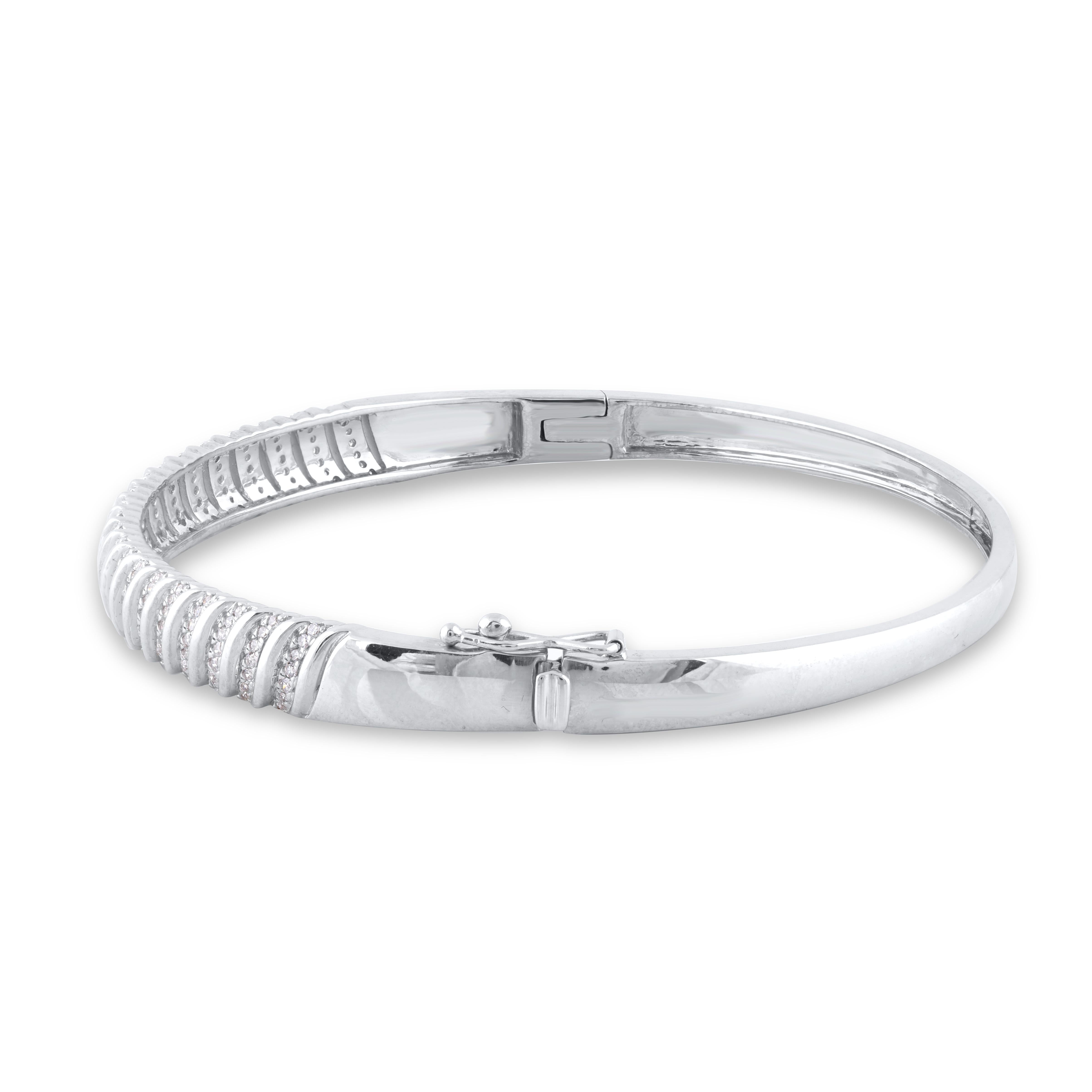 Exprimez votre style sophistiqué avec ce magnifique bracelet en diamants. Ce bracelet est orné de 147 diamants naturels de taille unique en serti clos et réalisé en or blanc 14 carats. Le poids total des diamants est de 0,50 carat. Les diamants sont