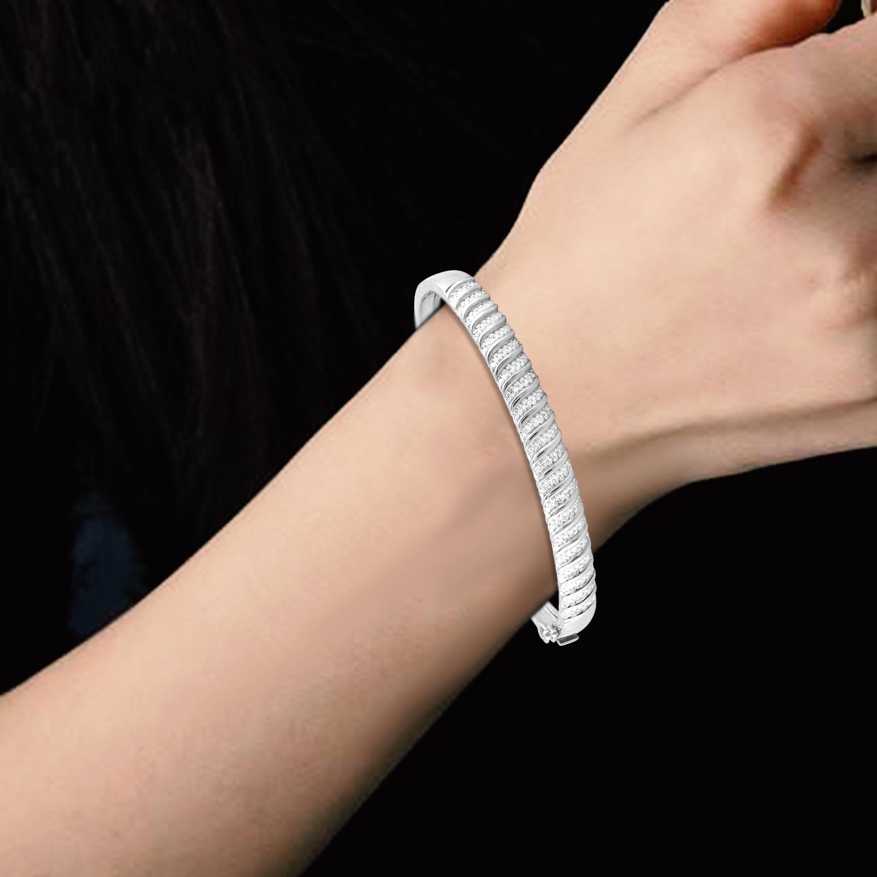 Bracelet jonc S en or blanc 14 carats avec diamants naturels de taille ronde de 0,50 carat TJD Neuf - En vente à New York, NY