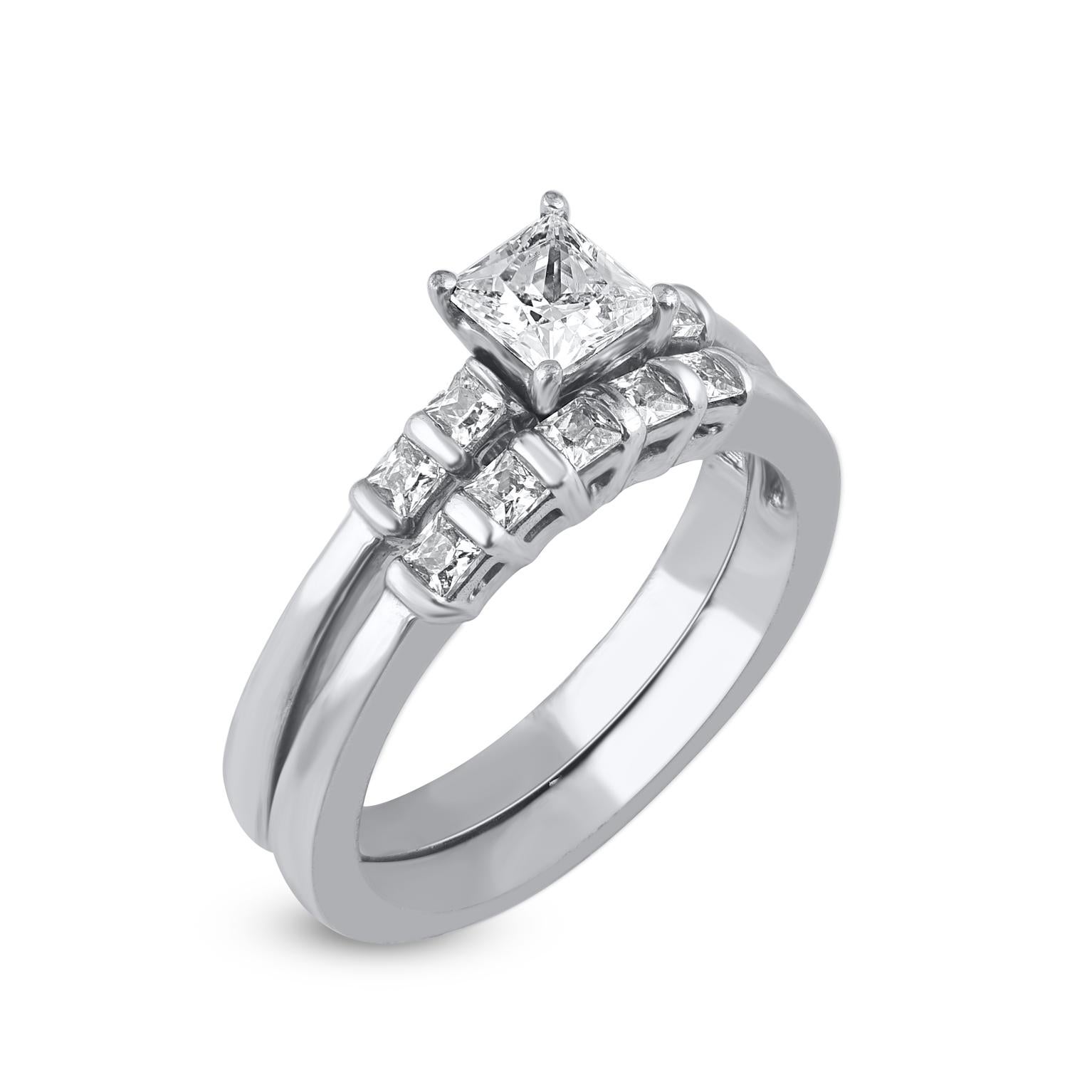 De diseño dulce y sencillo, este conjunto de anillo nupcial de diamantes y cinco piedras te encantará en tu gran día. Fabricada en oro blanco de 14 quilates. Esta alianza presenta un brillante diamante de talla brillante 44 y un diamante redondo de