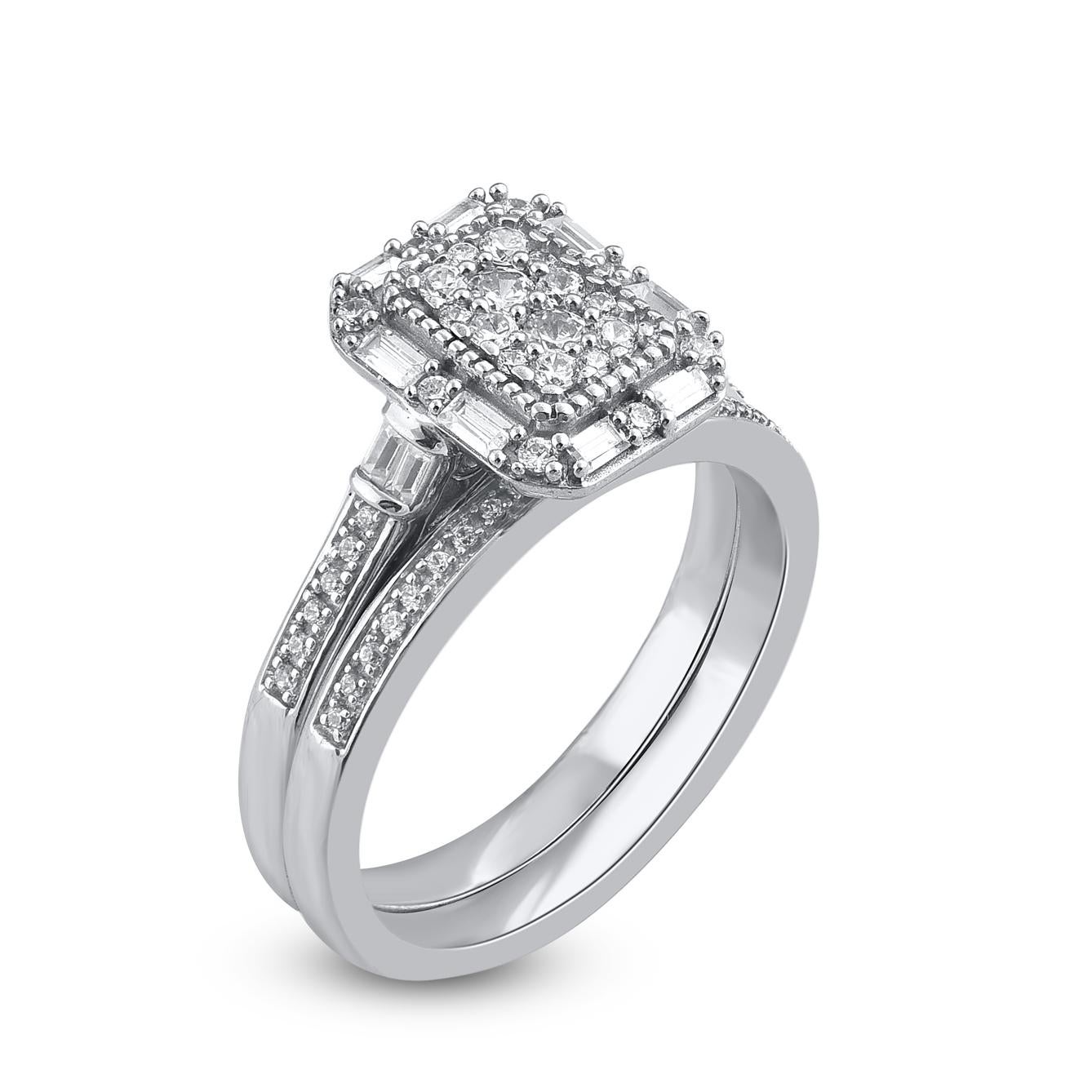 Exprimez votre amour pour elle de la manière la plus classique qui soit avec cette bague sertie de diamants. Fabriqué en or blanc 14 carats. Cette bague de mariage présente un diamant étincelant de taille 67 brillant, un diamant rond de taille