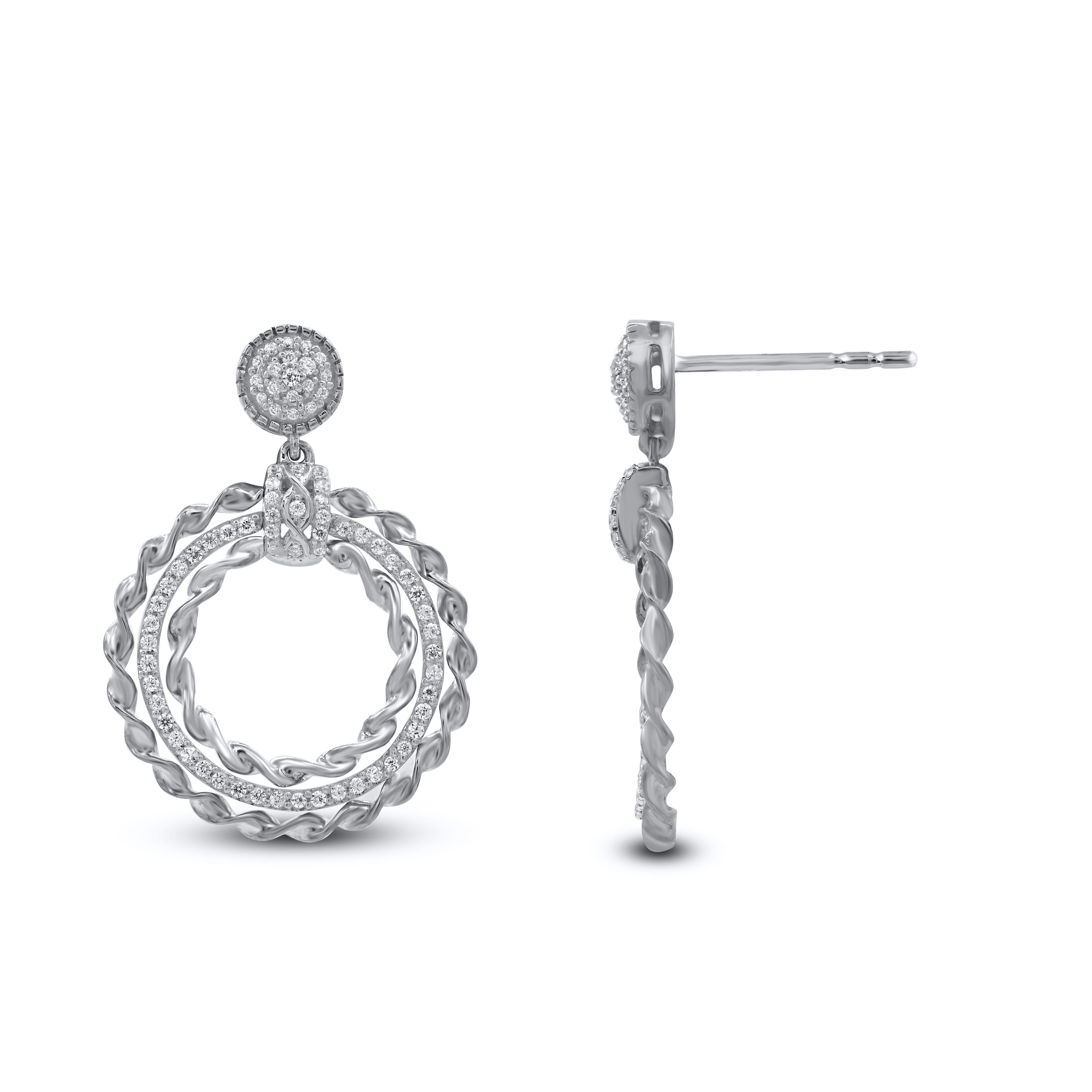 El complemento perfecto para su estilo clásico, estos pendientes colgantes de diamantes brillan con tu 