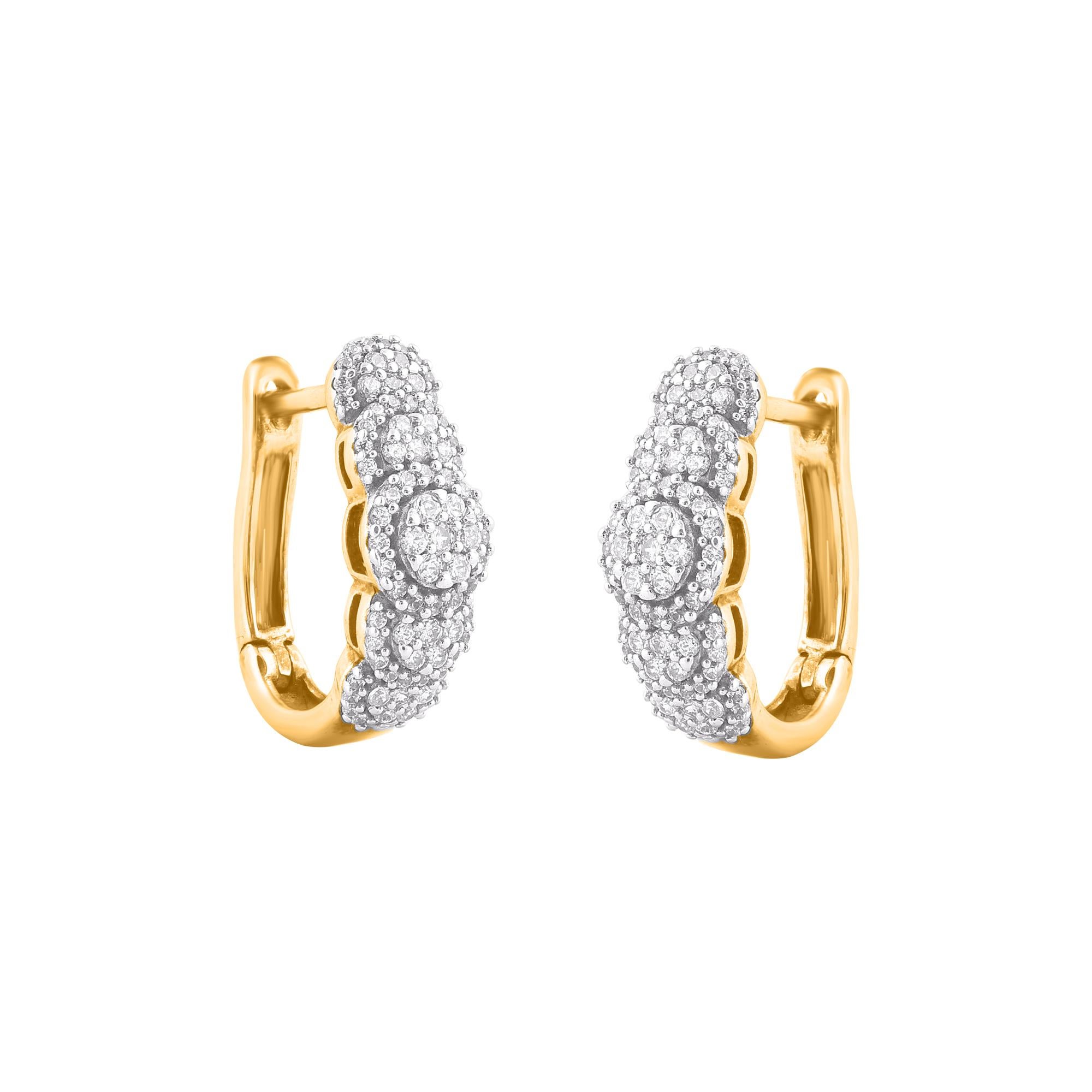 Ces boucles d'oreilles éblouissantes en diamant vous permettront de passer à la vitesse supérieure dans votre tenue vestimentaire. Cette boucle d'oreille est magnifiquement conçue et sertie de 166 diamants ronds en serti clos. Nous n'utilisons que