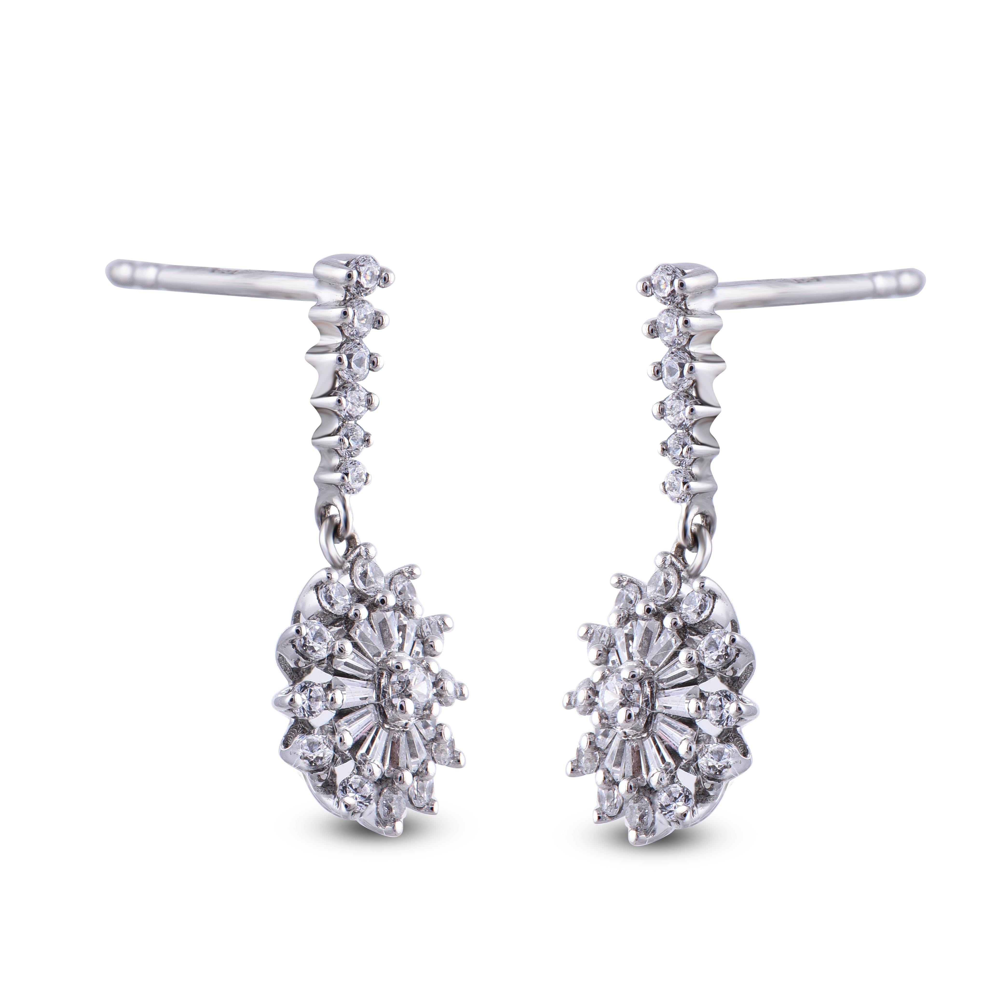 Contemporain Pendants d'oreilles à la mode en or blanc 14 carats avec diamants ronds naturels de 0,50 carat TJD en vente