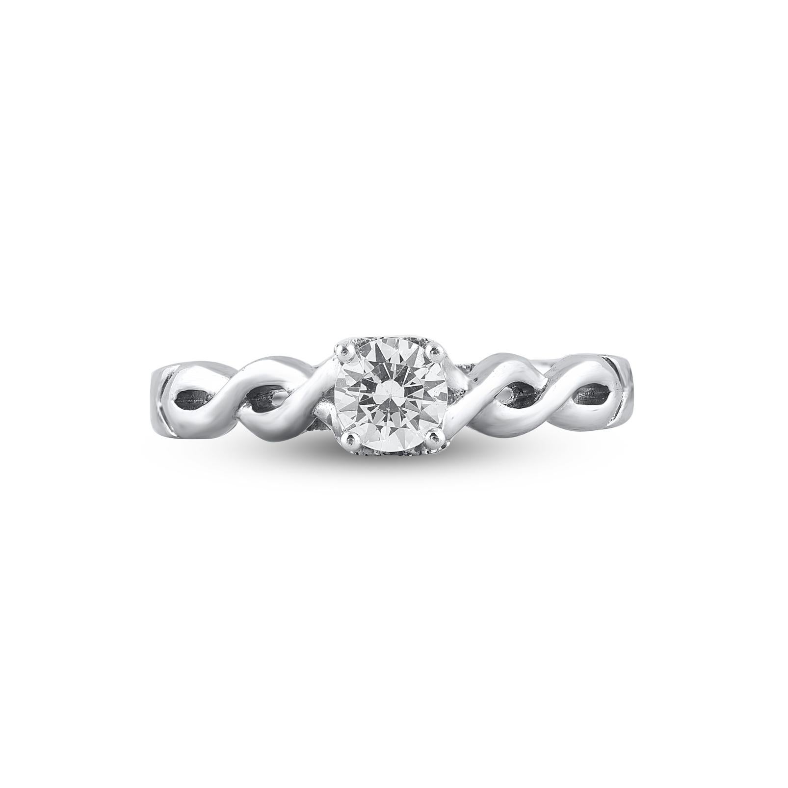 Exprimez votre amour pour elle de la manière la plus classique qui soit avec cette bague de fiançailles solitaire. Magnifiquement conçu par nos experts en or blanc 14 carats et orné de 39 diamants ronds de taille brillant et de taille simple en