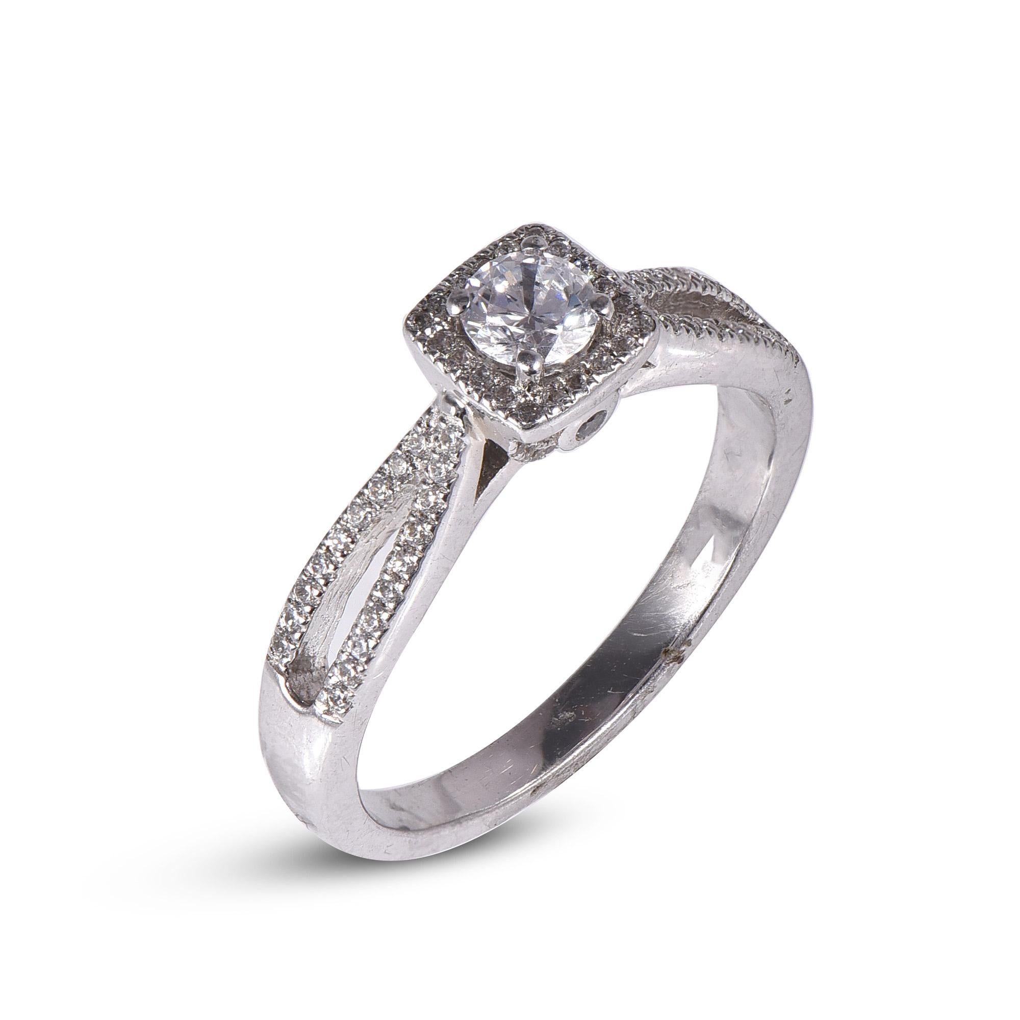 Einfach atemberaubend Verlobungsring verfügt über 0,25 ct Mittelstein und 0,25 ct Diamant Rahmen und Split Shank ausgekleidet Diamanten. Dieser Ring ist aus 18 Karat Weißgold handgefertigt und mit 79 runden Brillanten in Zacken- und