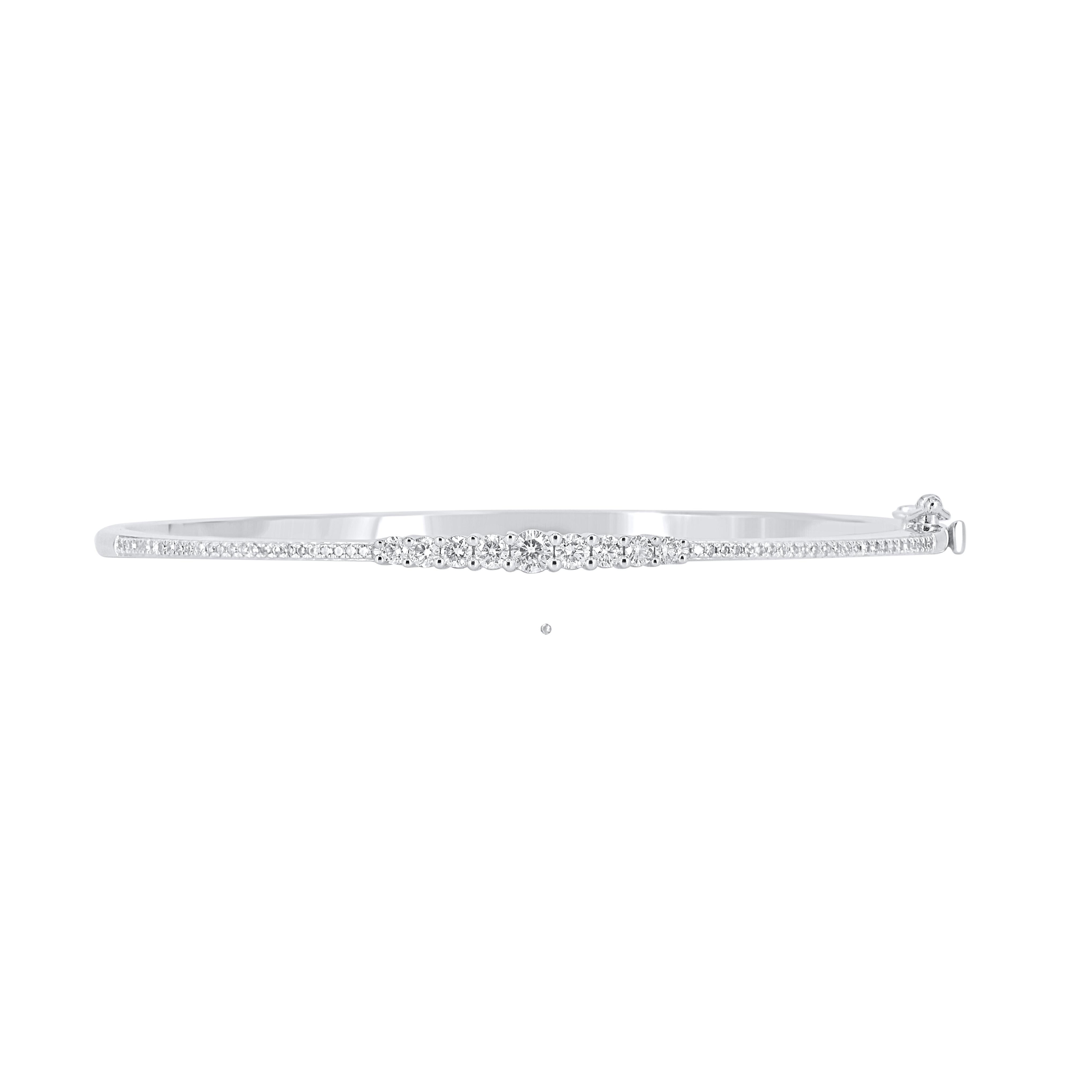 Classique et sophistiqué, ce bracelet en diamants s'accorde avec toutes les tenues vestimentaires.
Ce bracelet Whiting est orné de 61 diamants ronds naturels de taille simple et de taille brillant en serti clos et réalisé en or blanc 18 carats. Les
