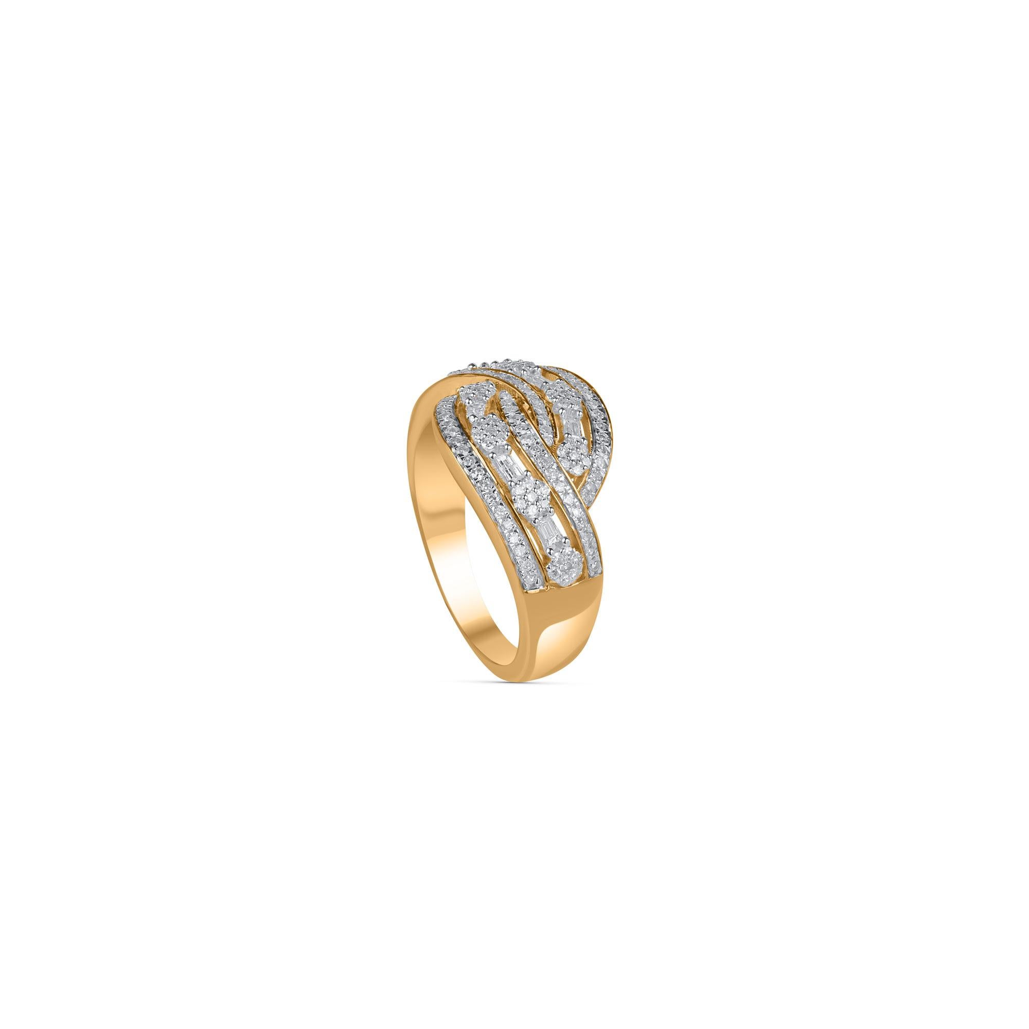 Cette bague en or jaune 10 carats, composée de diamants brillants et de diamants baguettes, présente 127 diamants brillants et 6 diamants baguettes en serti clos. Les diamants sont classés couleur HI, pureté I2.  

La couleur du métal et la taille
