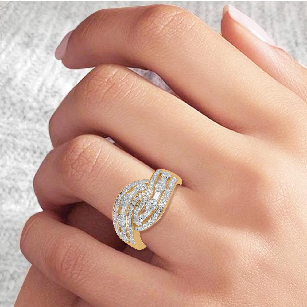 Taille ronde Bague bypass en or jaune 10 carats avec diamants ronds et baguettes de 0,50 carat TJD en vente