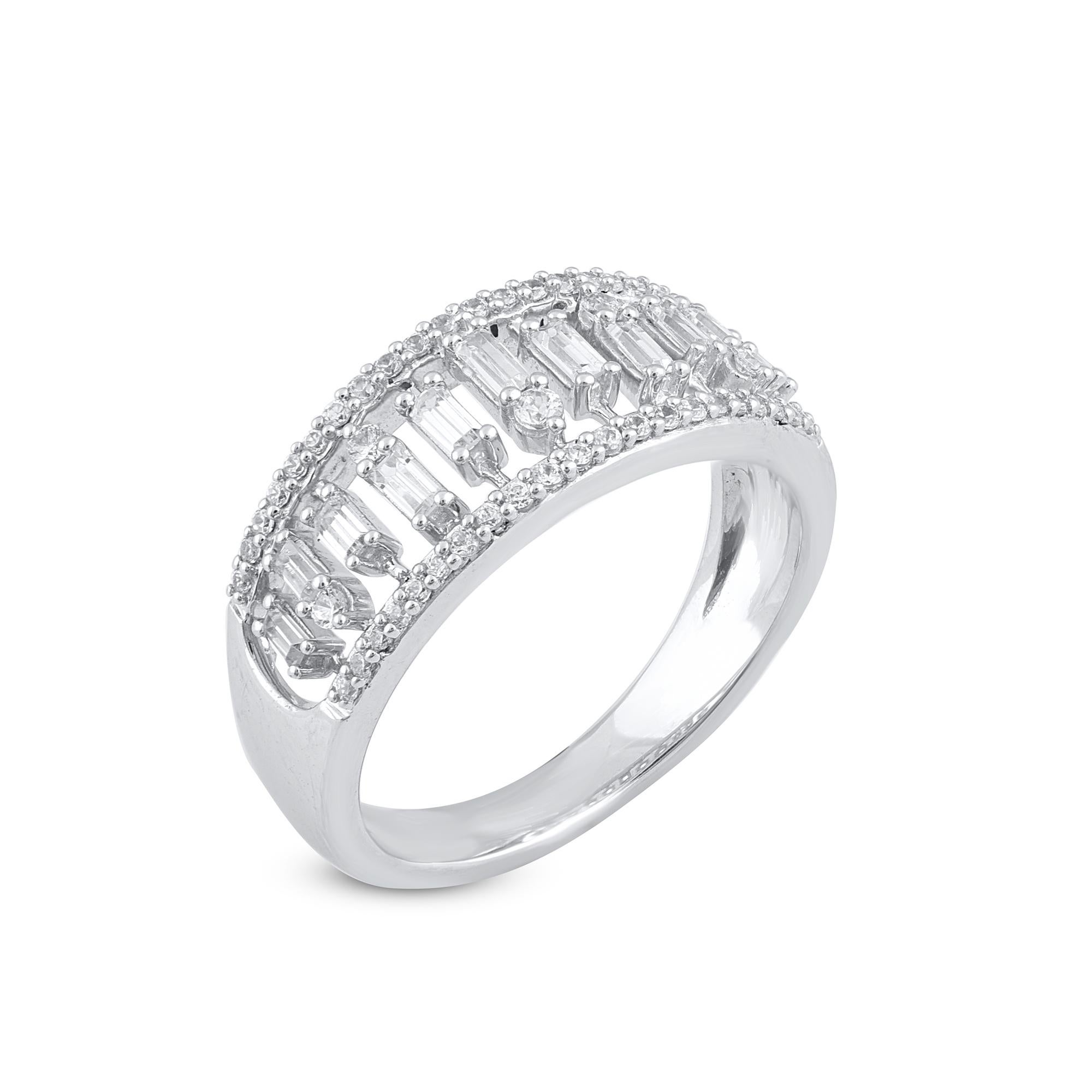 Una scelta luminosa e bellissima per ogni occasione, questa scintillante fede di diamanti le regalerà un momento da ricordare. L'anello è realizzato in oro a 14 carati, a scelta tra bianco, rosa o giallo, e presenta diamanti tondi a brillante 47 e