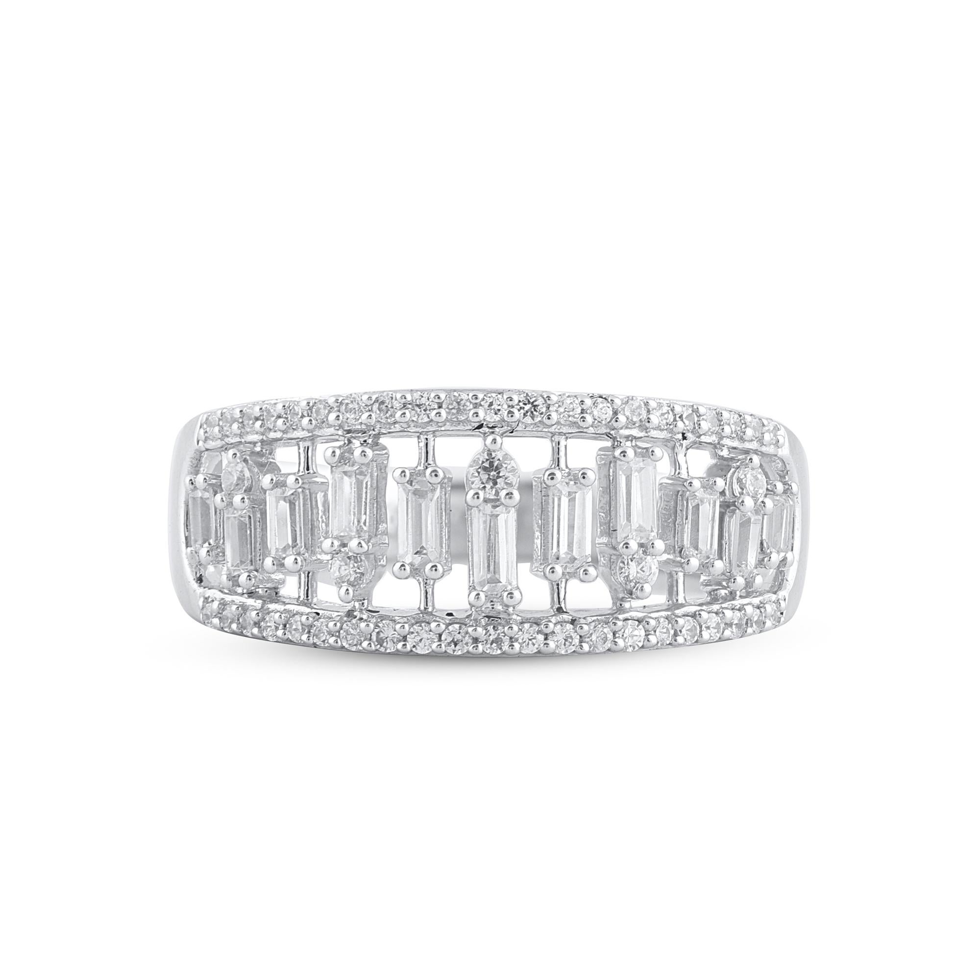 Art Déco Anello TJD con diamante rotondo e baguette da 0,50 carati in oro bianco 14 carati in vendita