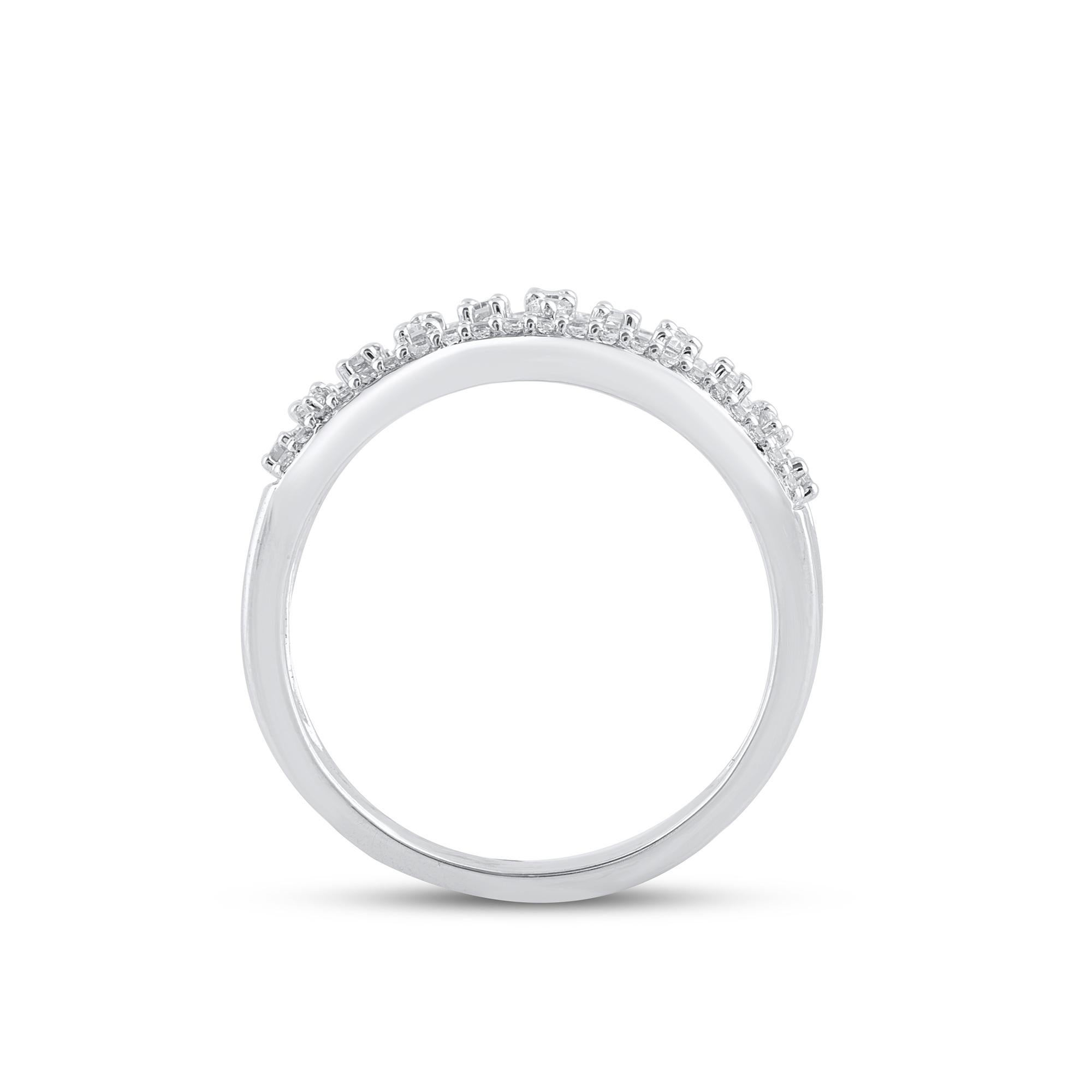 Anello TJD con diamante rotondo e baguette da 0,50 carati in oro bianco 14 carati In condizioni Nuovo in vendita a New York, NY