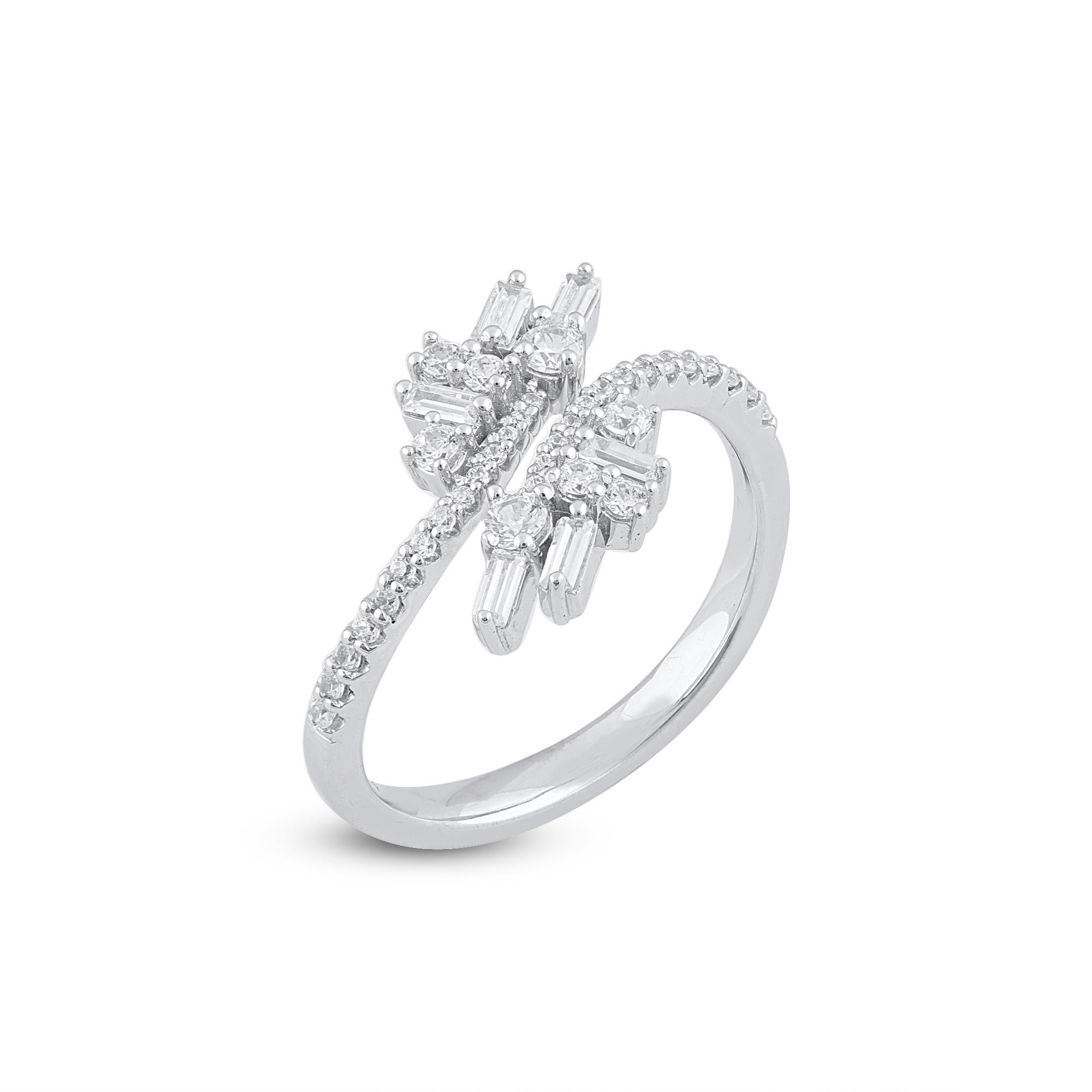 Questa scintillante fede incrociata con diamante, che diventerà subito la tua preferita, celebra la tua storia d'amore. L'anello è realizzato in oro a 14 carati, a scelta tra bianco, rosa o giallo, e presenta 36 diamanti tondi a brillante e 6