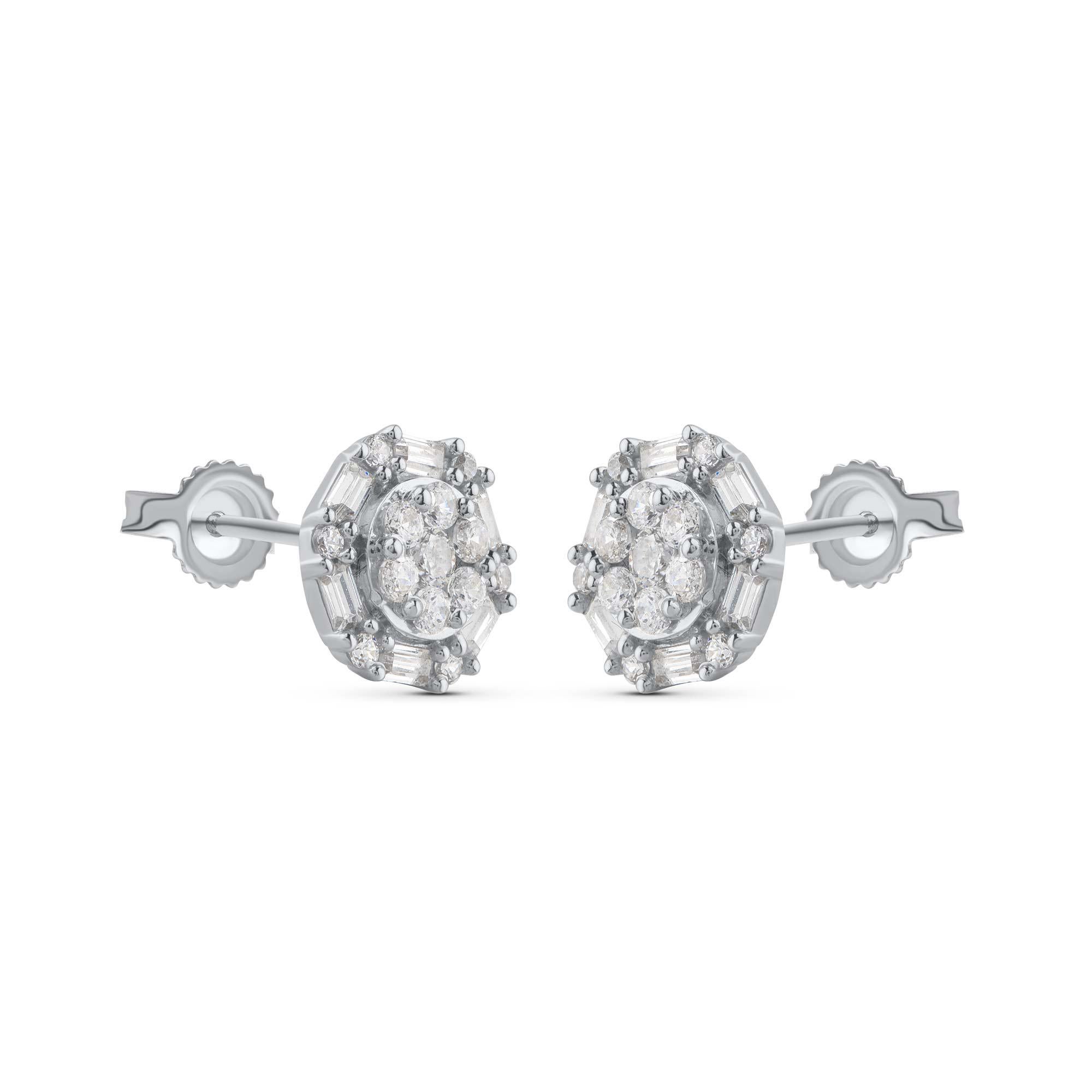 Sfoggia la tua eleganza migliore con queste borchie di diamanti per tutti i giorni. Questi orecchini di diamanti sono tempestati da 26 diamanti rotondi e 12 a baguette. I diamanti sono classificati con colore HI e purezza I2. Gli orecchini si