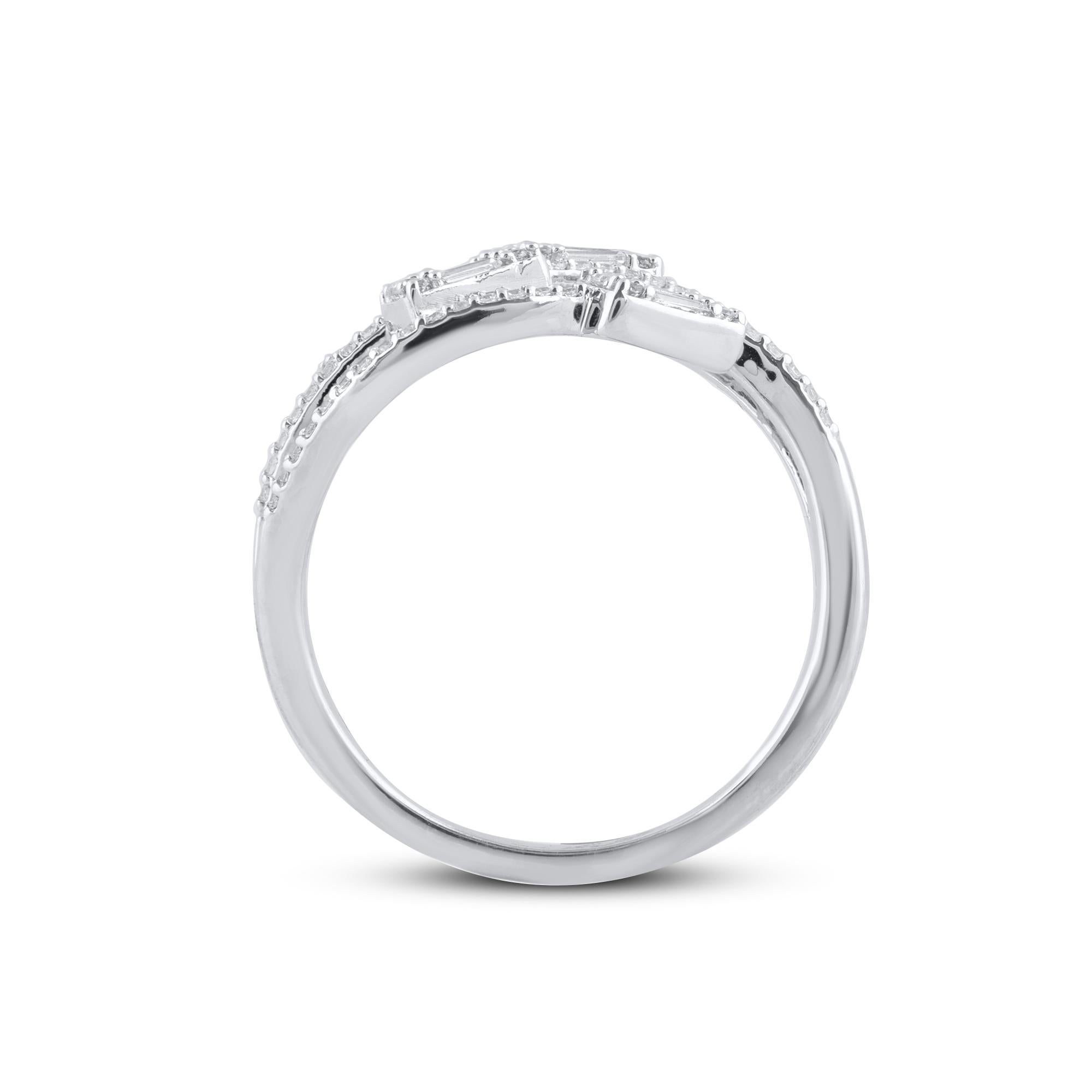TJD 0,50 carati, diamante rotondo e baguette, oro bianco 14 carati, anello bypass di design In condizioni Nuovo in vendita a New York, NY