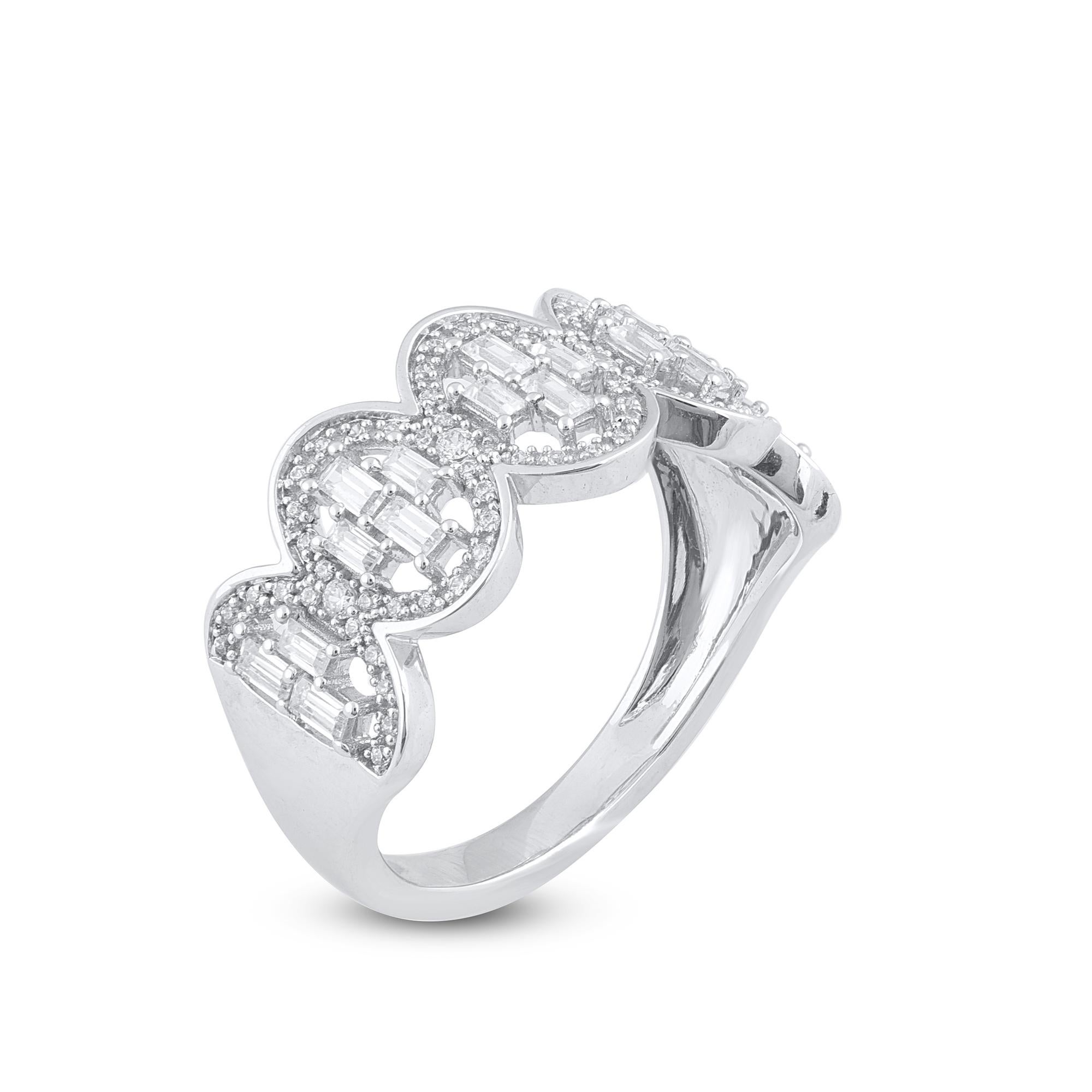 Dai un tocco di fascino al tuo look con questo anello con diamante. L'anello è realizzato in oro a 14 carati, a scelta tra bianco, rosa o giallo, e presenta 18 diamanti bianchi a brillante rotondo e a baguette, con incastonatura a pave e a