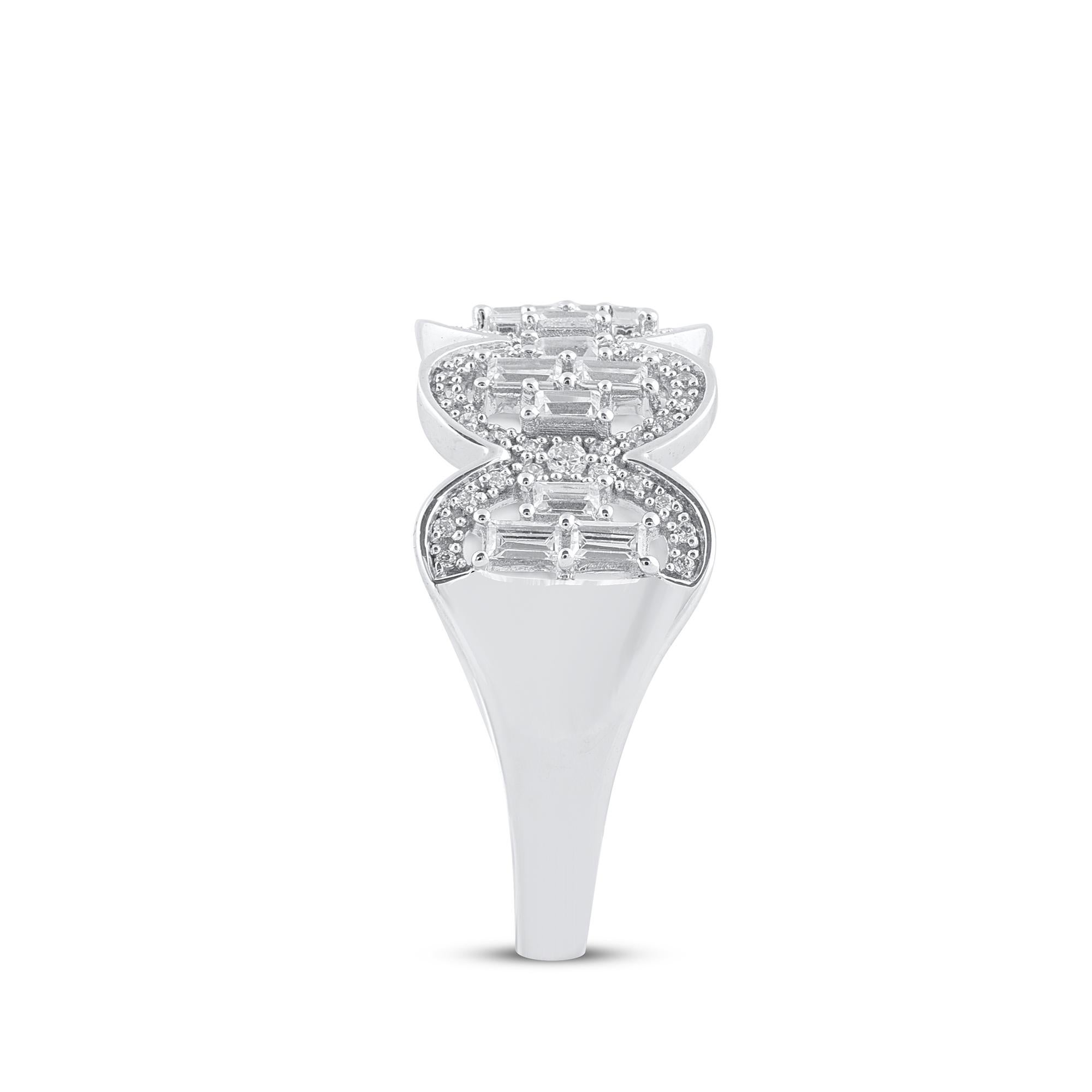 Art Déco Anello TJD da 0,50 carati con diamante rotondo e baguette in oro bianco 14 carati in vendita