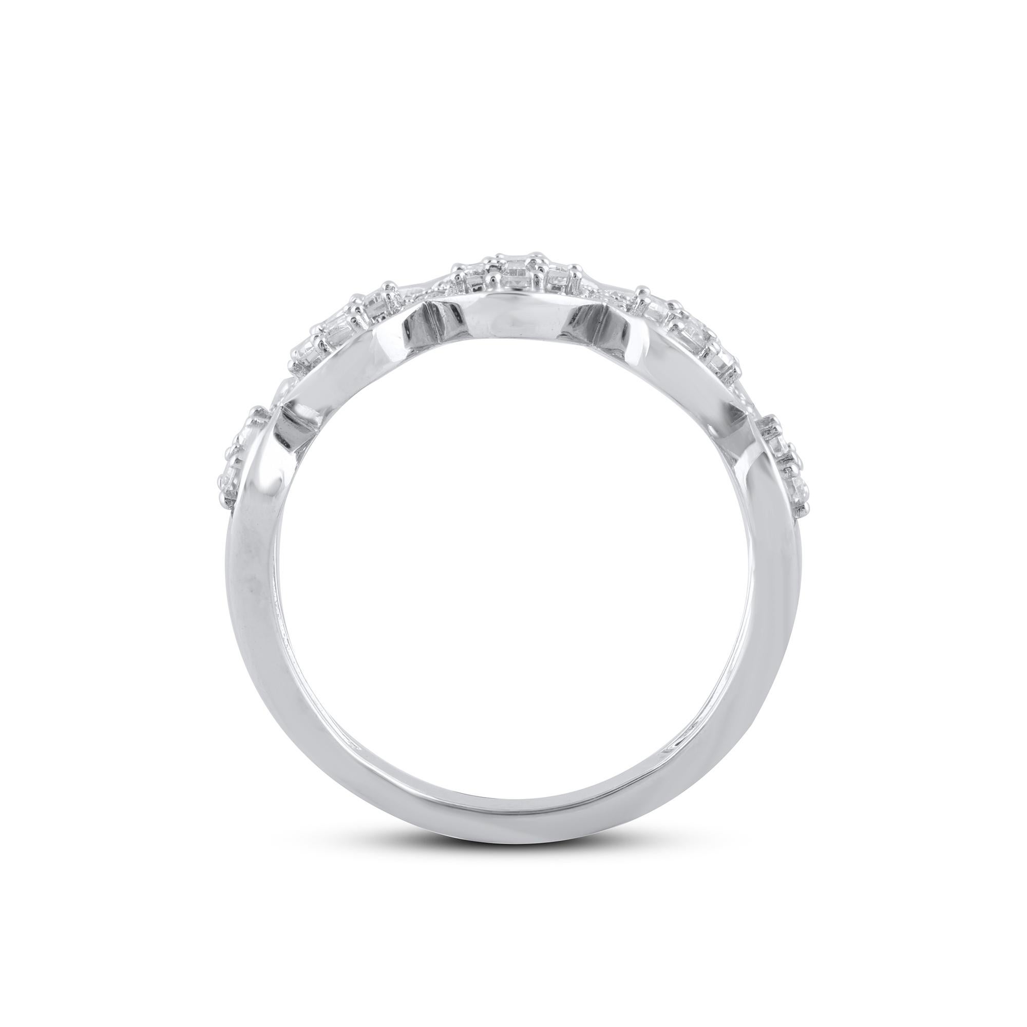 Taglio baguette Anello TJD da 0,50 carati con diamante rotondo e baguette in oro bianco 14 carati in vendita