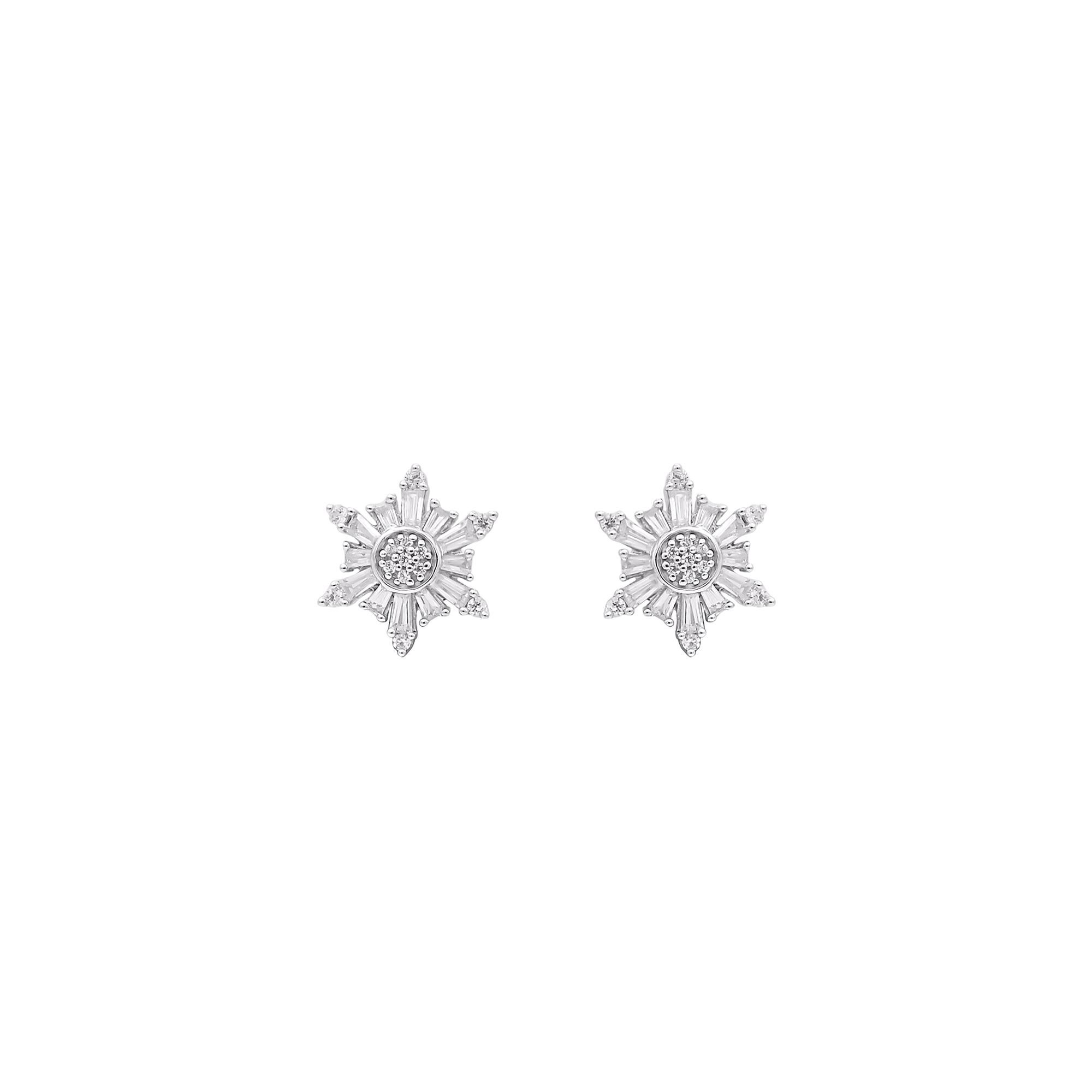 Completa il tuo look preferito con questi splendidi orecchini con diamanti dal design floreale. Questo orecchino è realizzato in oro bianco a 14 carati e presenta 50 diamanti bianchi dal taglio rotondo e a baguette incastonati in un'incastonatura a