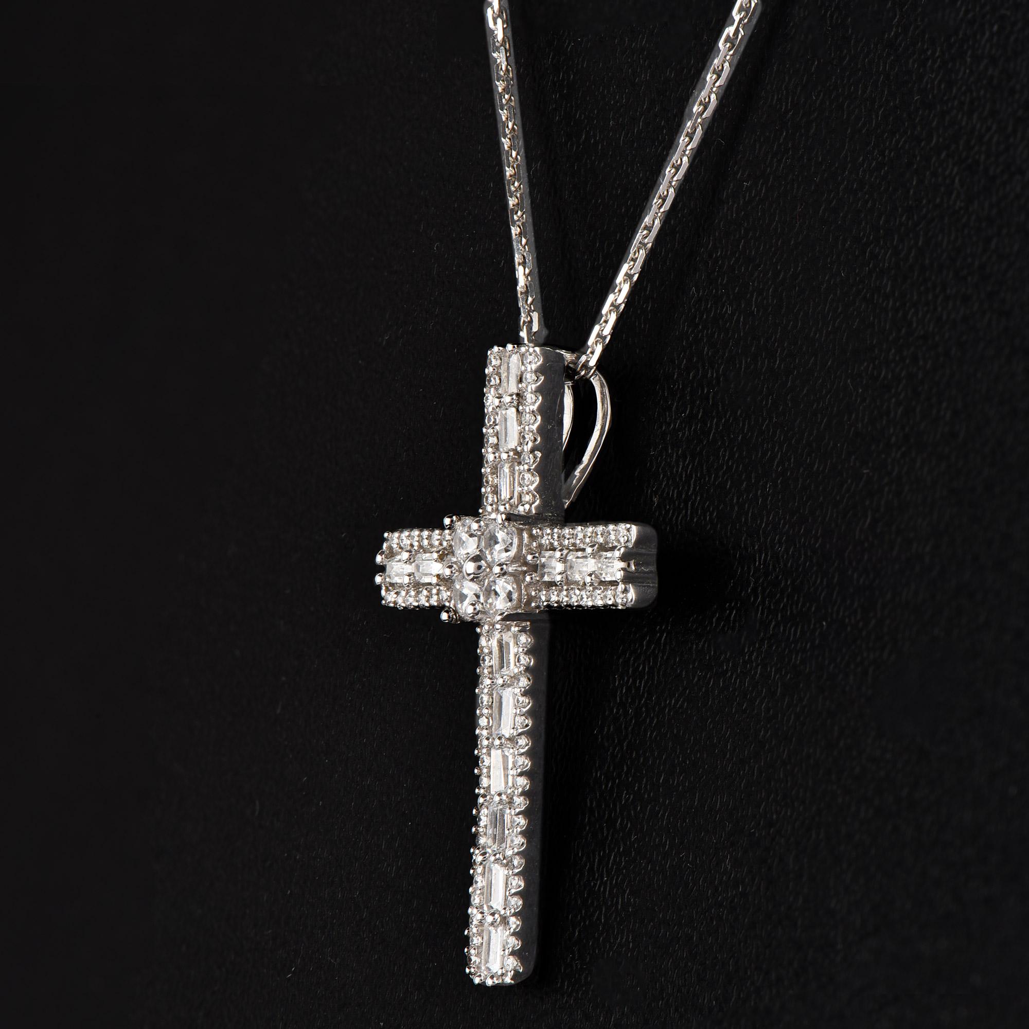 TJD 0,50 carati, diamante rotondo e baguette, ciondolo a croce religiosa in oro bianco 14 carati In condizioni Nuovo in vendita a New York, NY