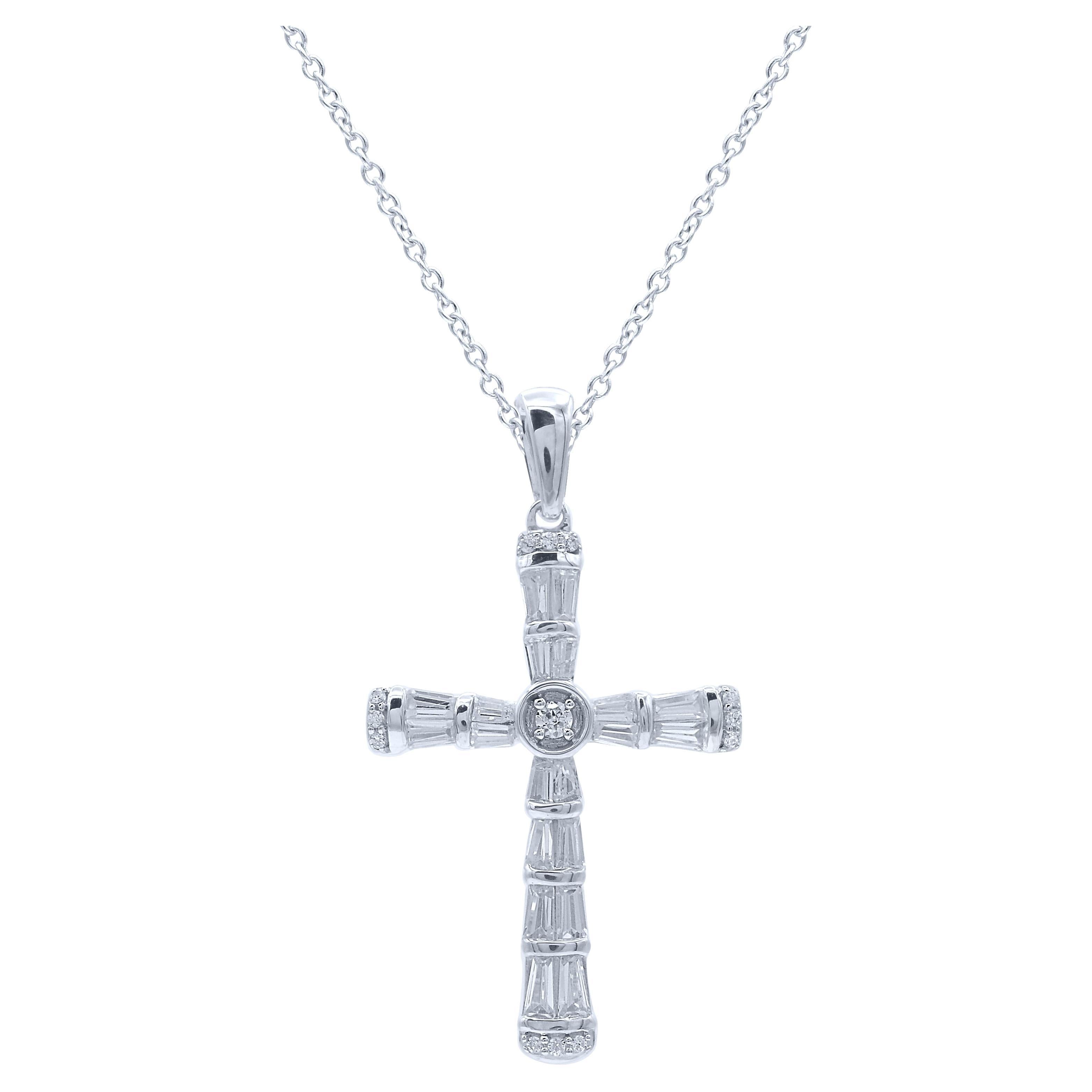 Pendentif croix religieuse en or blanc 14 carats avec diamants ronds et baguettes de 0,50 carat TJD