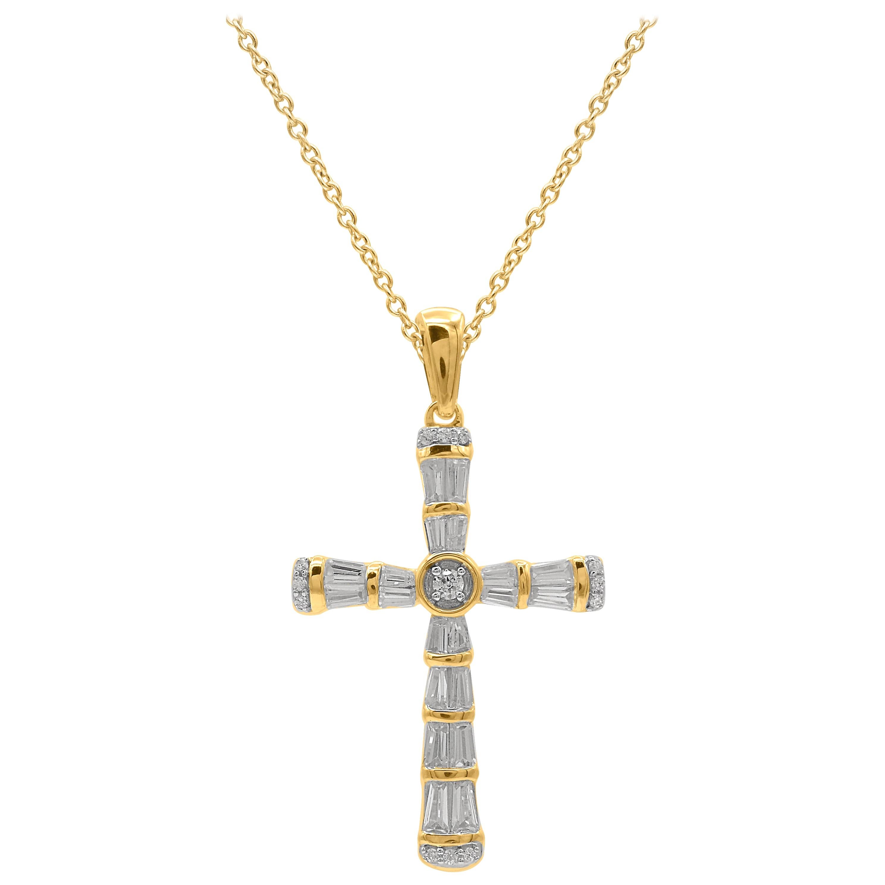 Pendentif croix religieuse en or jaune 14 carats avec diamants ronds et baguettes de 0,50 carat TJD