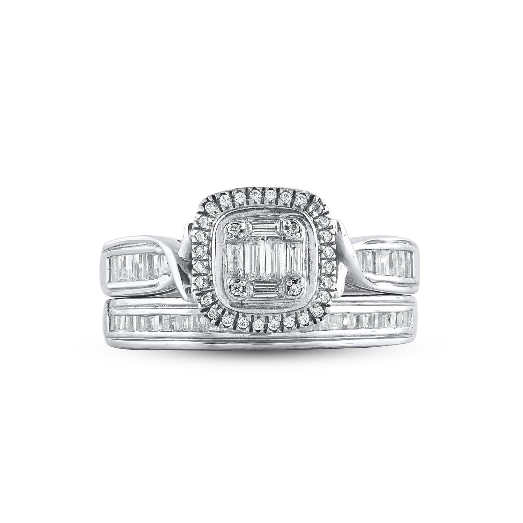 Regalale un sofisticato ricordo del tuo amore con questa parure di anelli con diamanti. Realizzato in oro bianco 14 carati. Questa fede nuziale presenta 80 scintillanti diamanti a taglio singolo e a baguette splendidamente incastonati a pavé e a