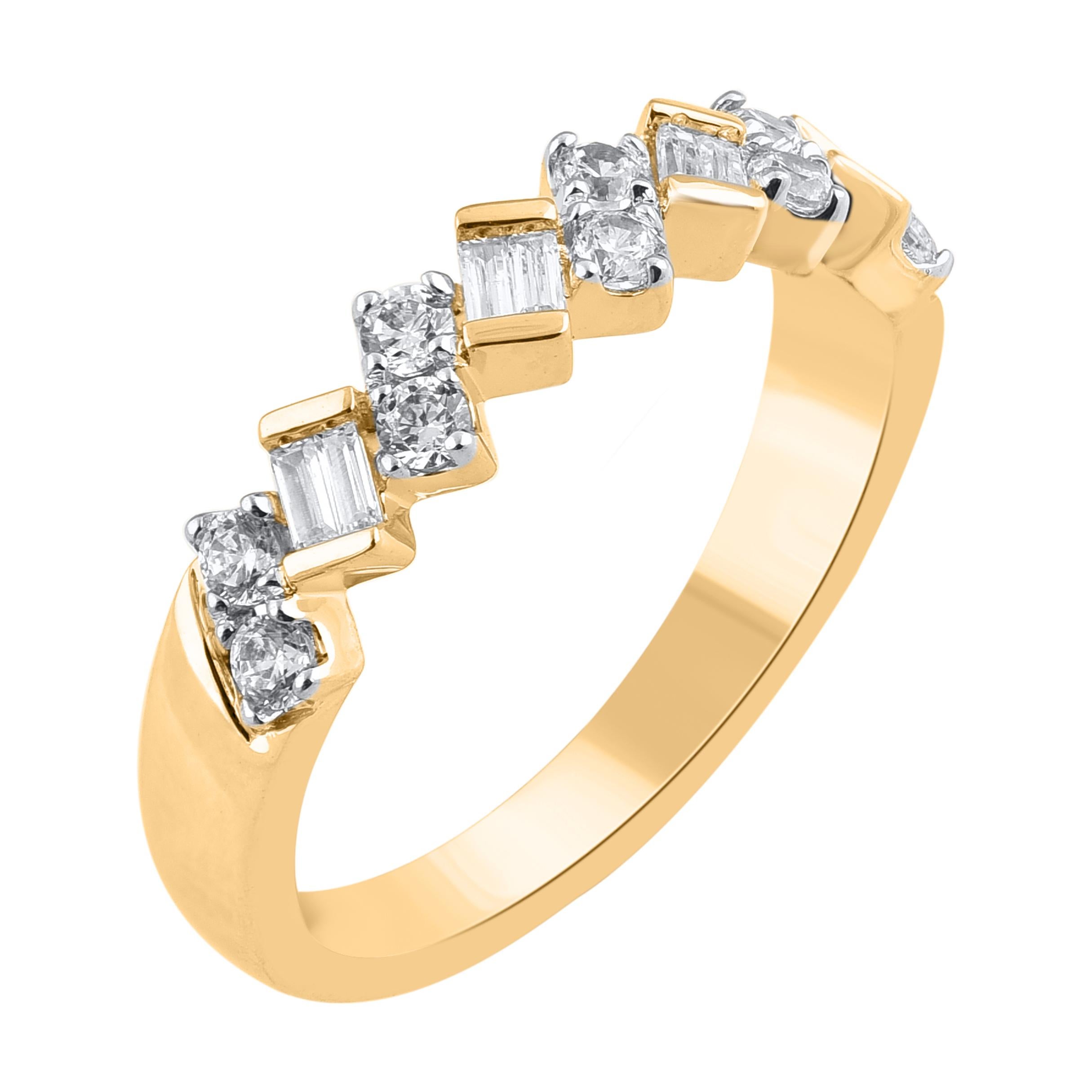 Verleihen Sie Ihrer Schmucksammlung einen Hauch von Glamour mit diesem diamantenen Verlobungsring. Dieser wunderschöne Ring mit schimmernden Diamanten im Brillant- und Baguetteschliff in Zackenfassung ist aus 14 Karat Gelbgold gefertigt. Der Ring