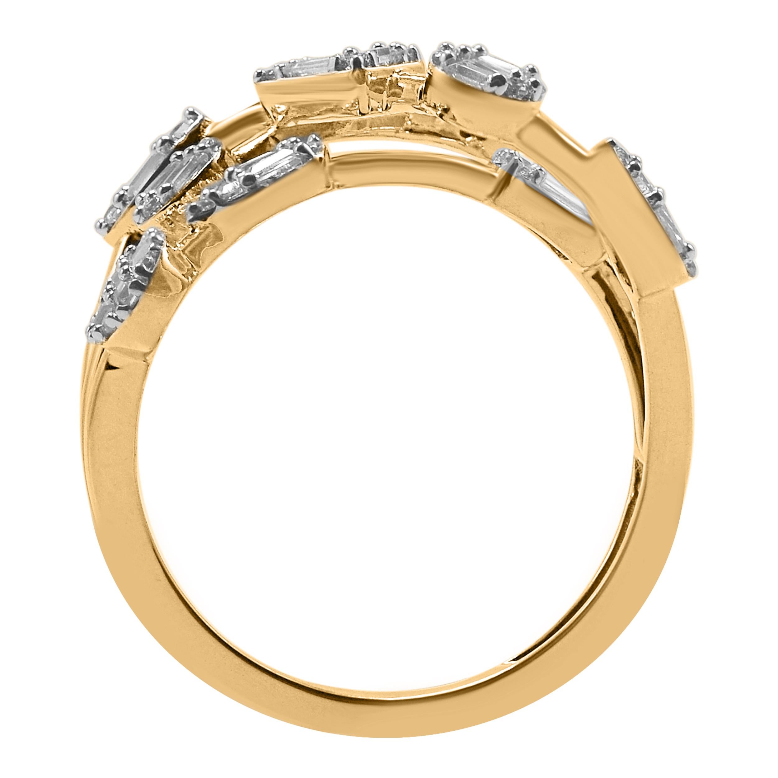 Bringen Sie Charme in Ihren Look mit diesem Diamantring. Dieser Ring ist wunderschön aus 14 Karat Gelbgold gefertigt und mit 71 runden Diamanten im Brillantschliff, Einzelschliff und Baguette-Diamanten in Zackenfassung besetzt. Das Gesamtgewicht der