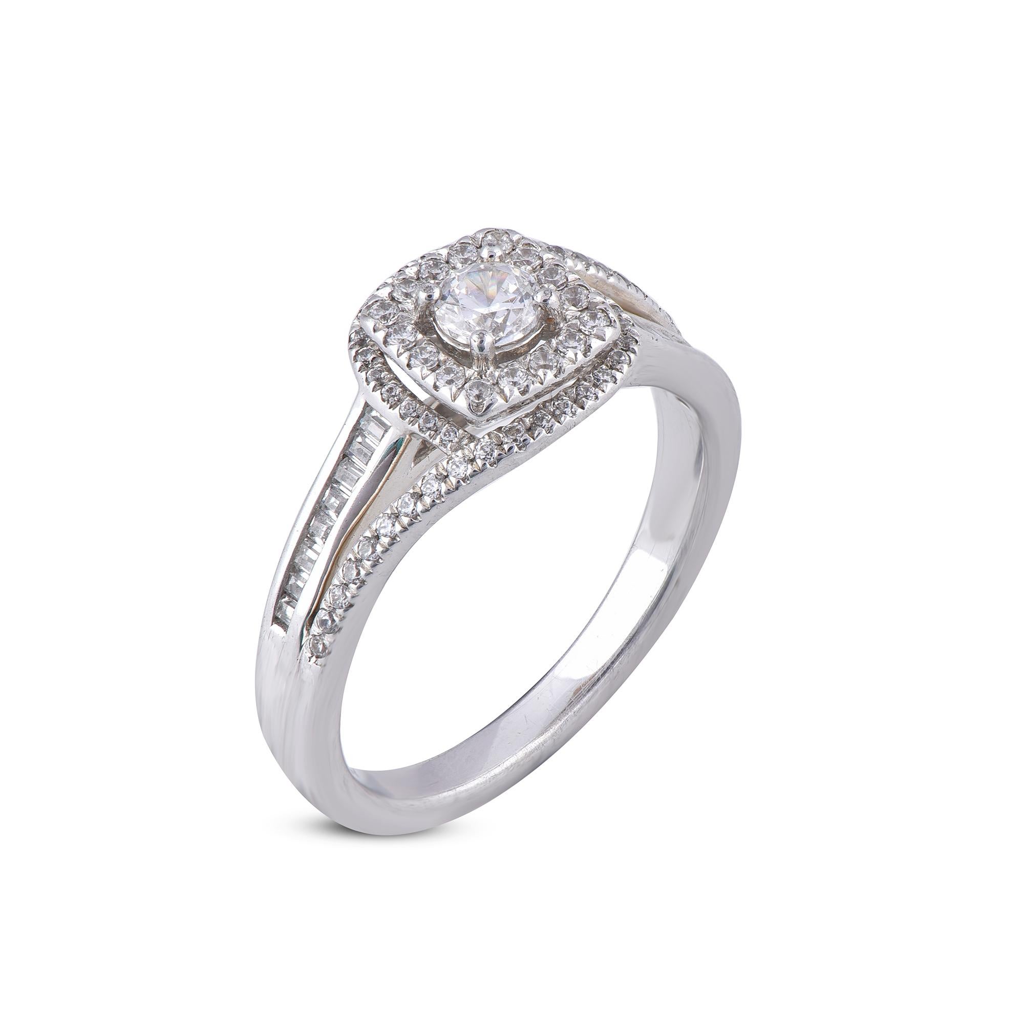 Honra a la mujer que amas con este anillo de compromiso de diamantes con caña curvada de diseño, fabricado por expertos en oro blanco de 14 quilates, con 63 diamantes redondos y 14 diamantes talla baguette engastados en pavé. Este anillo de