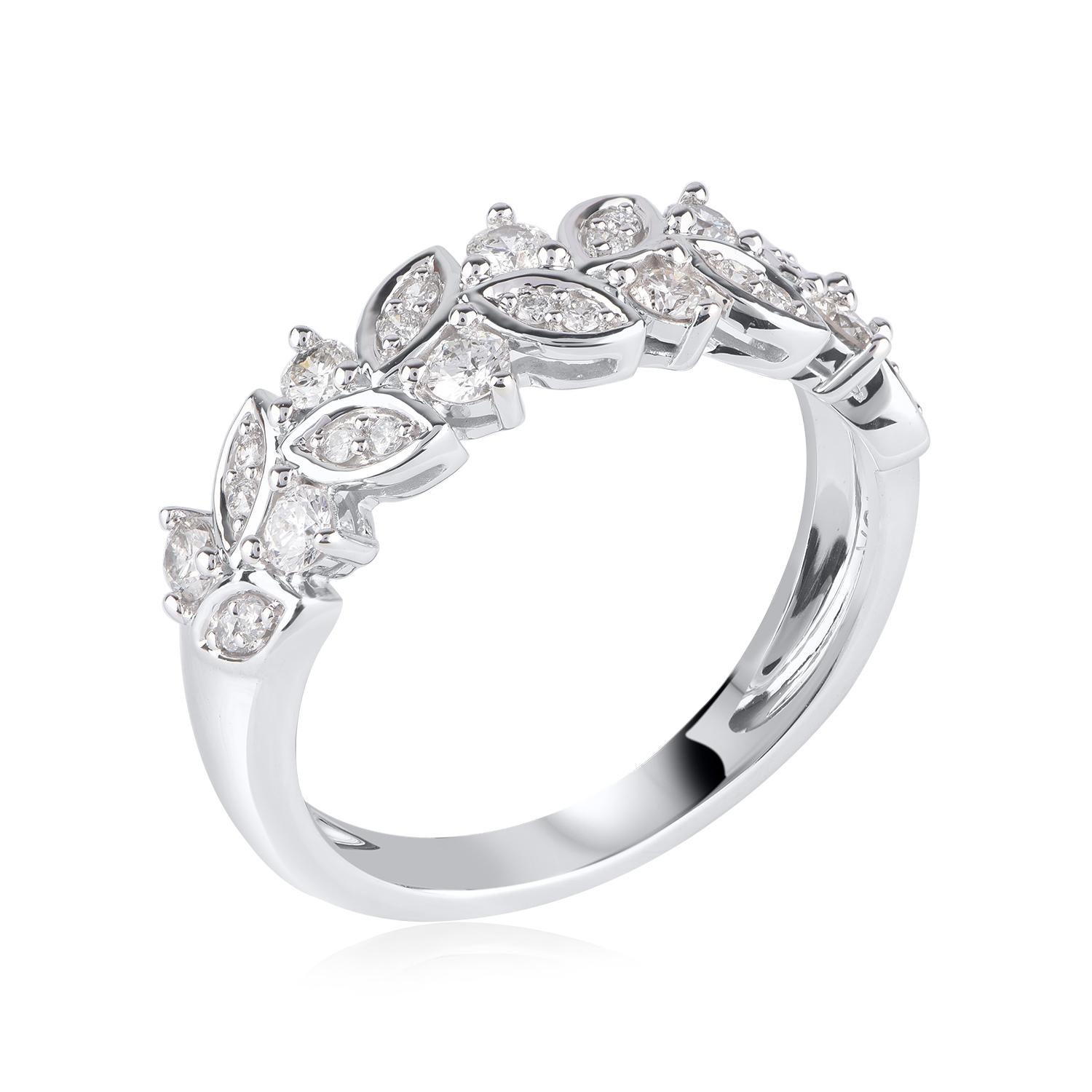 Exquisito anillo de oro de 14 quilates con diseño de pétalos de diamantes de 0,50 quilates. Fabricado por expertos en reluciente oro blanco macizo de 14 quilates con acabado pulido de alto brillo y engastado con 27 brillantes diamantes blancos