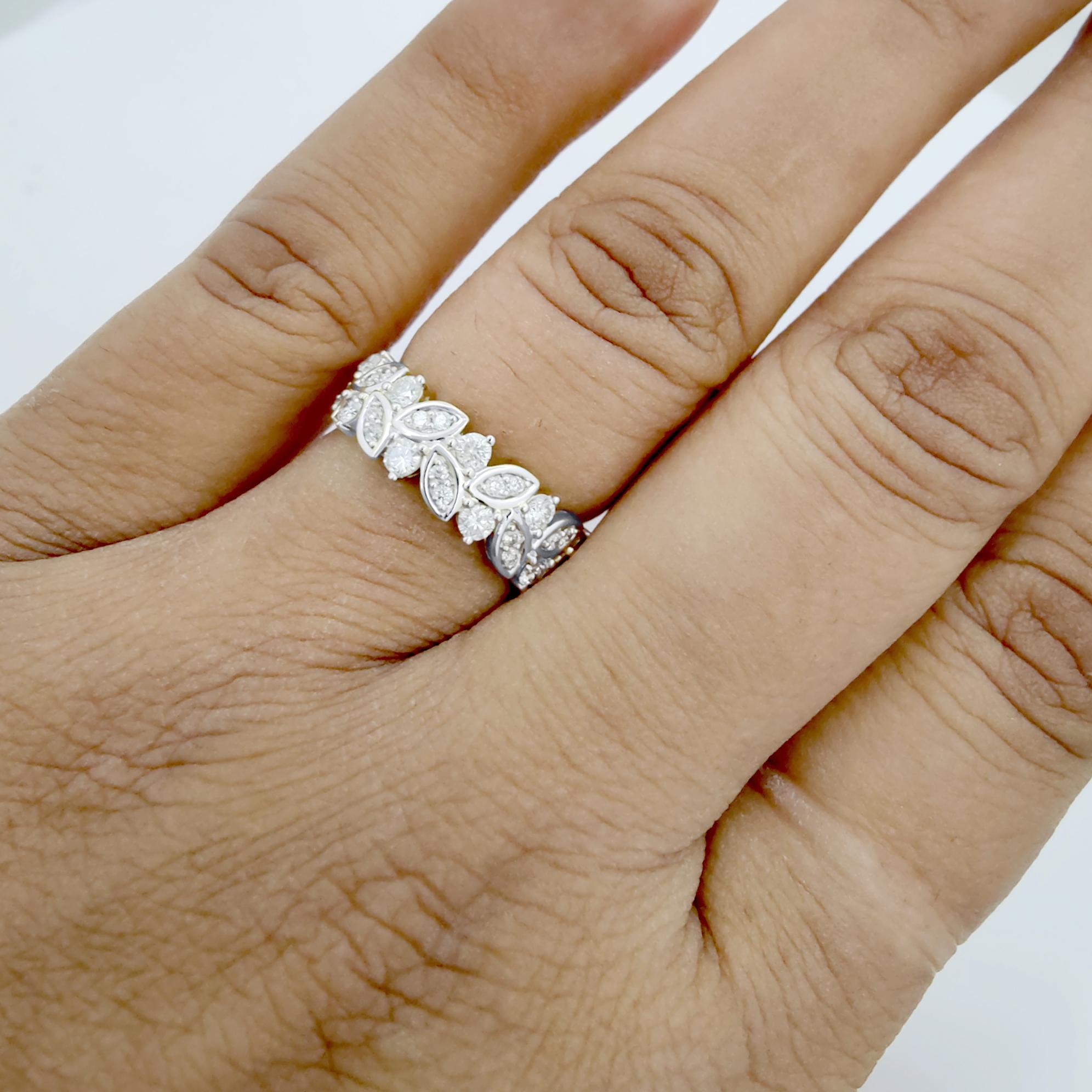 TJD Anillo de boda de oro blanco de 14 quilates con diamante redondo de 0,50 quilates y pétalos de hoja en venta 1