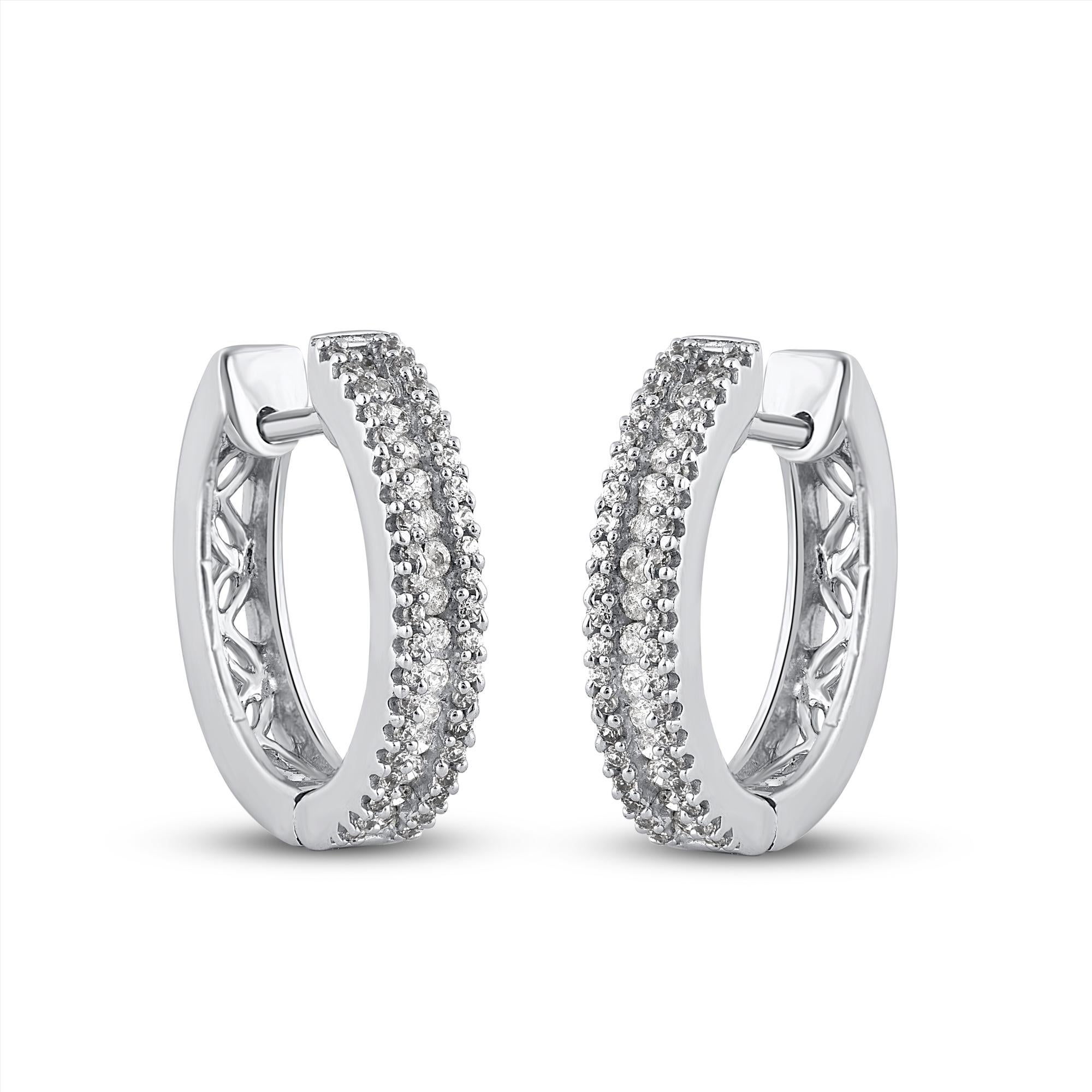 Complétez votre look préféré avec ces superbes boucles d'oreilles en diamant. Les boucles d'oreilles sont fabriquées en or blanc 14 carats et présentent des diamants blancs ronds 110 sertis en canal et en pince. Ils brillent d'une couleur H-I et