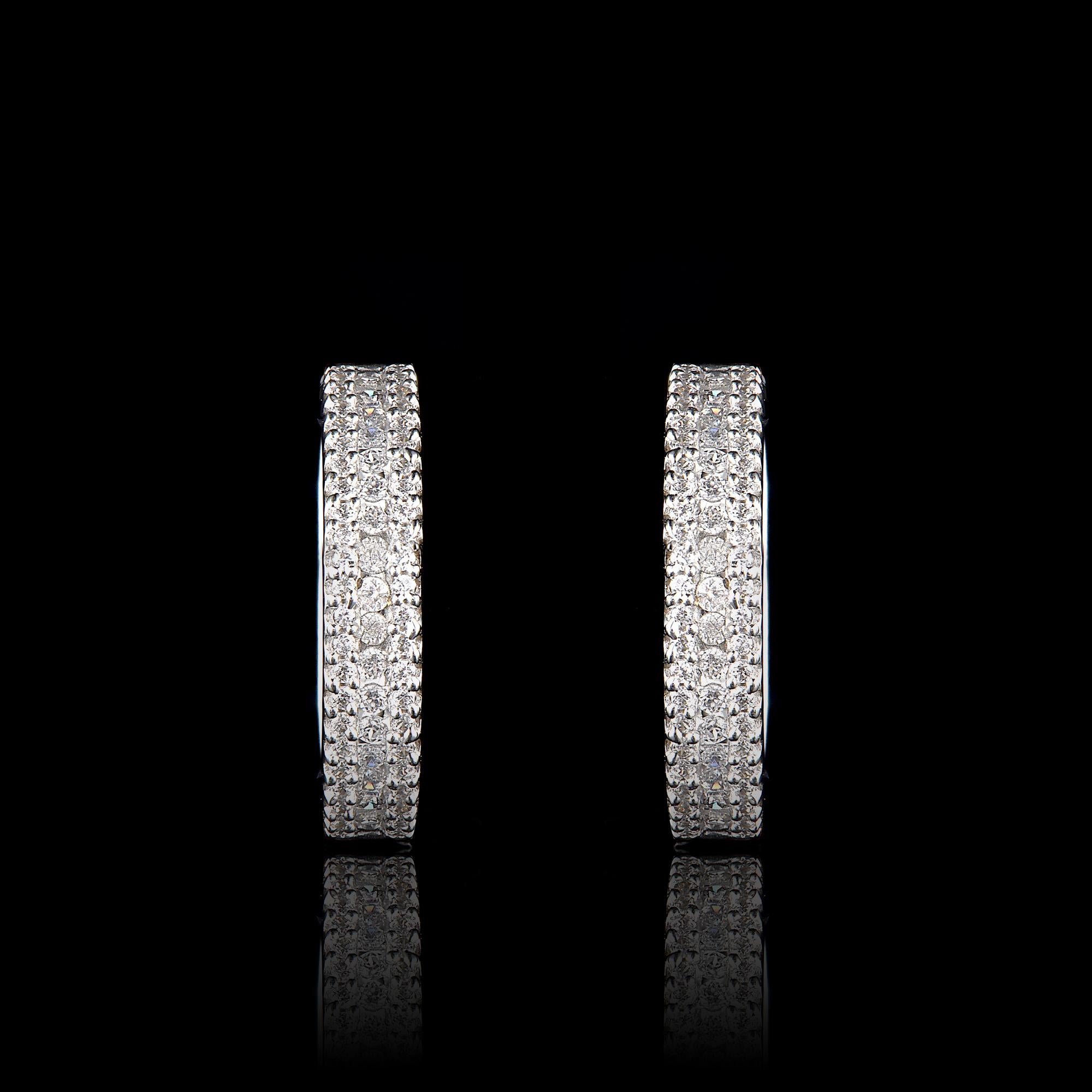 Contemporain Boucles d'oreilles huggies à trois rangées en or blanc 14 carats avec diamants ronds de 0,50 carat TJD en vente