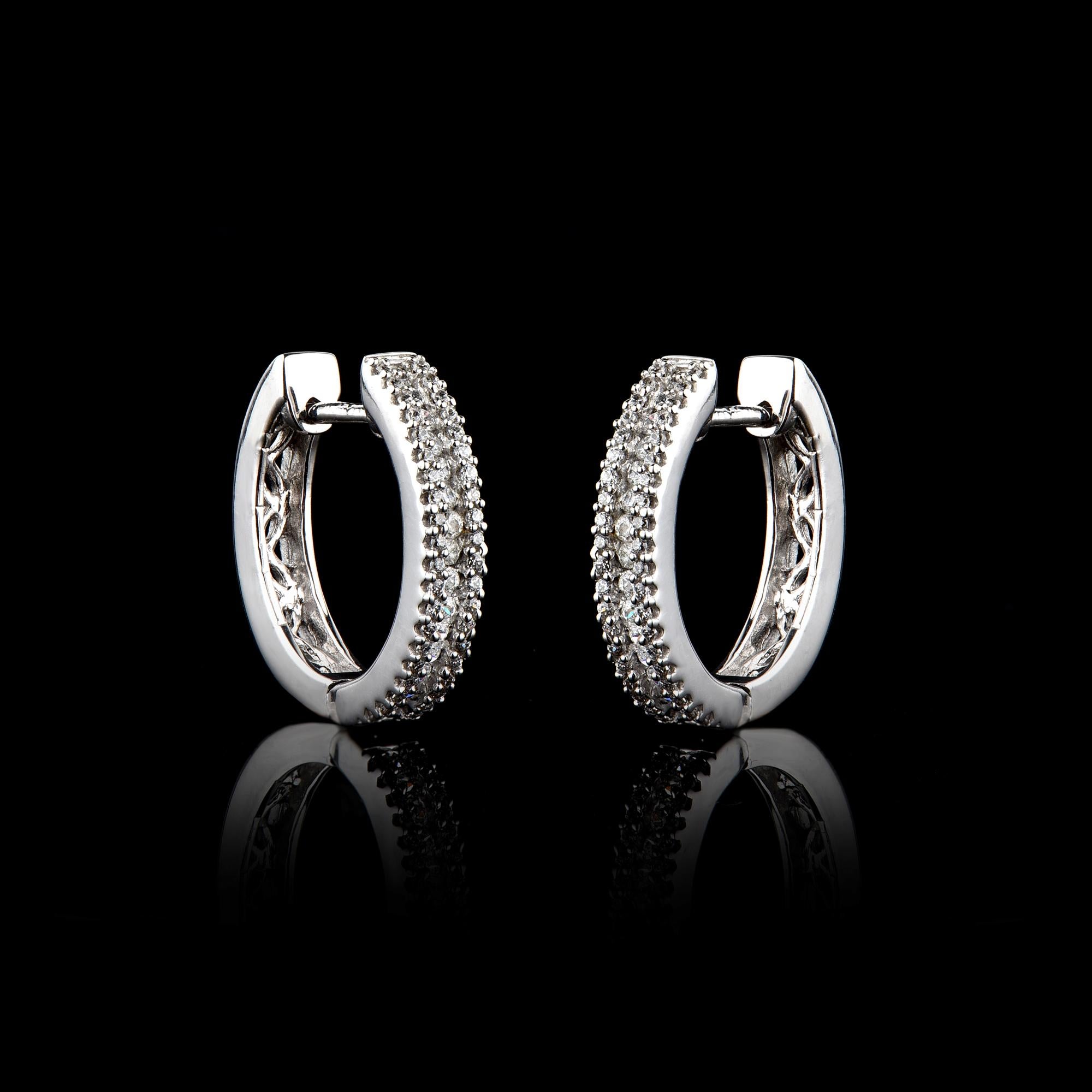 Taille ronde Boucles d'oreilles huggies à trois rangées en or blanc 14 carats avec diamants ronds de 0,50 carat TJD en vente