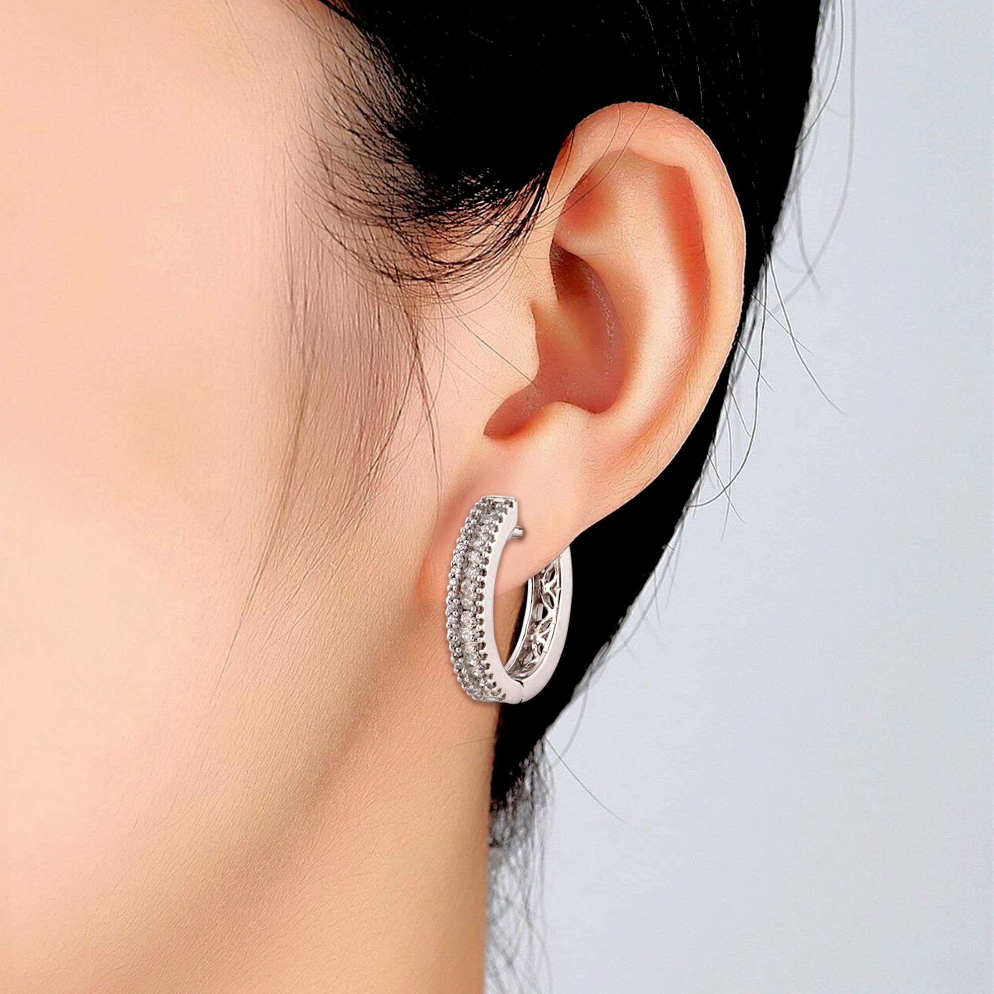 Boucles d'oreilles huggies à trois rangées en or blanc 14 carats avec diamants ronds de 0,50 carat TJD Pour femmes en vente