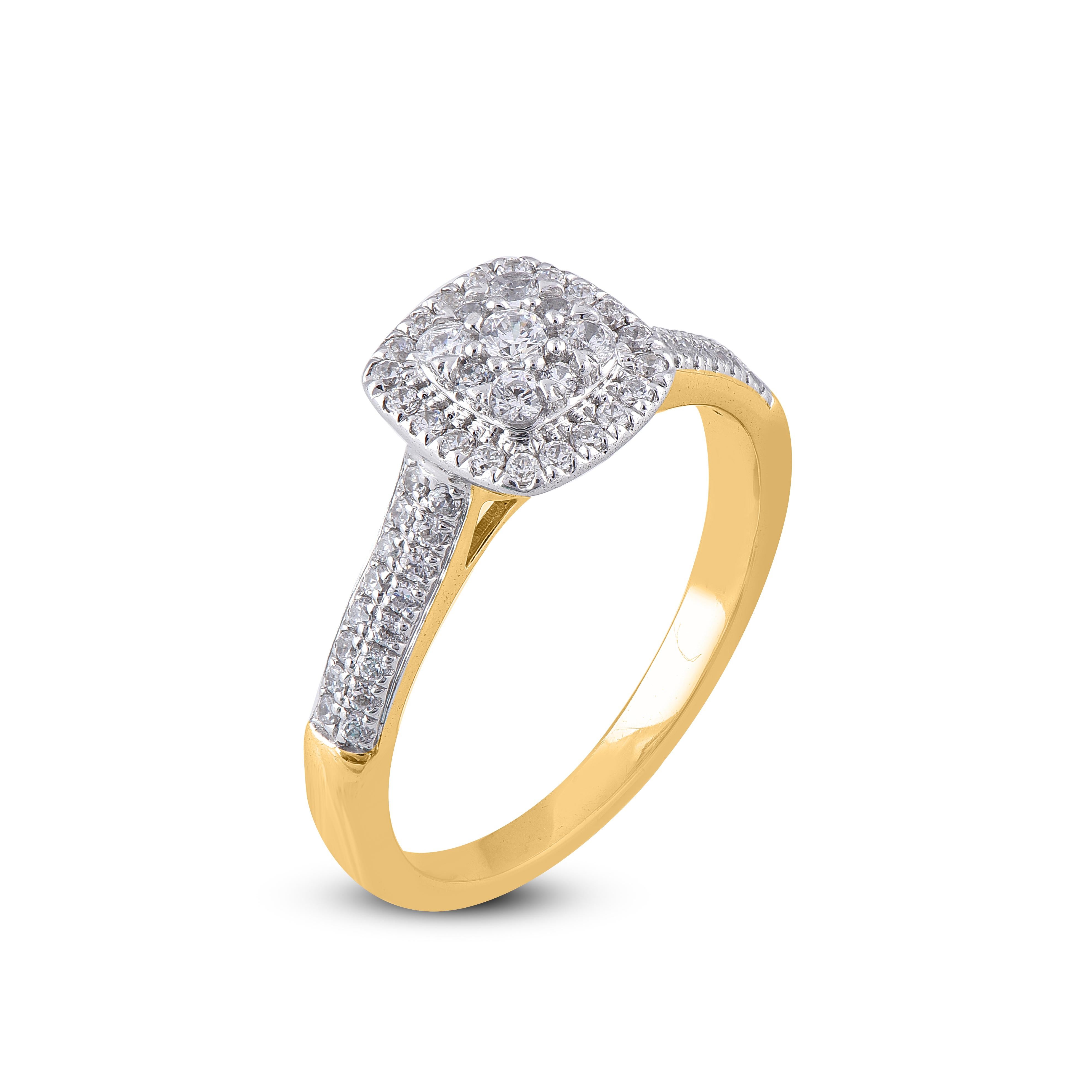 Vous adorerez la petite touche d'éclat que ces bagues de fiançailles en diamant ajoutent à votre tenue. Magnifiquement fabriquée à la main par nos experts en or jaune 14 carats, elle est ornée de 61 diamants ronds en serti clos et en pavé et brille