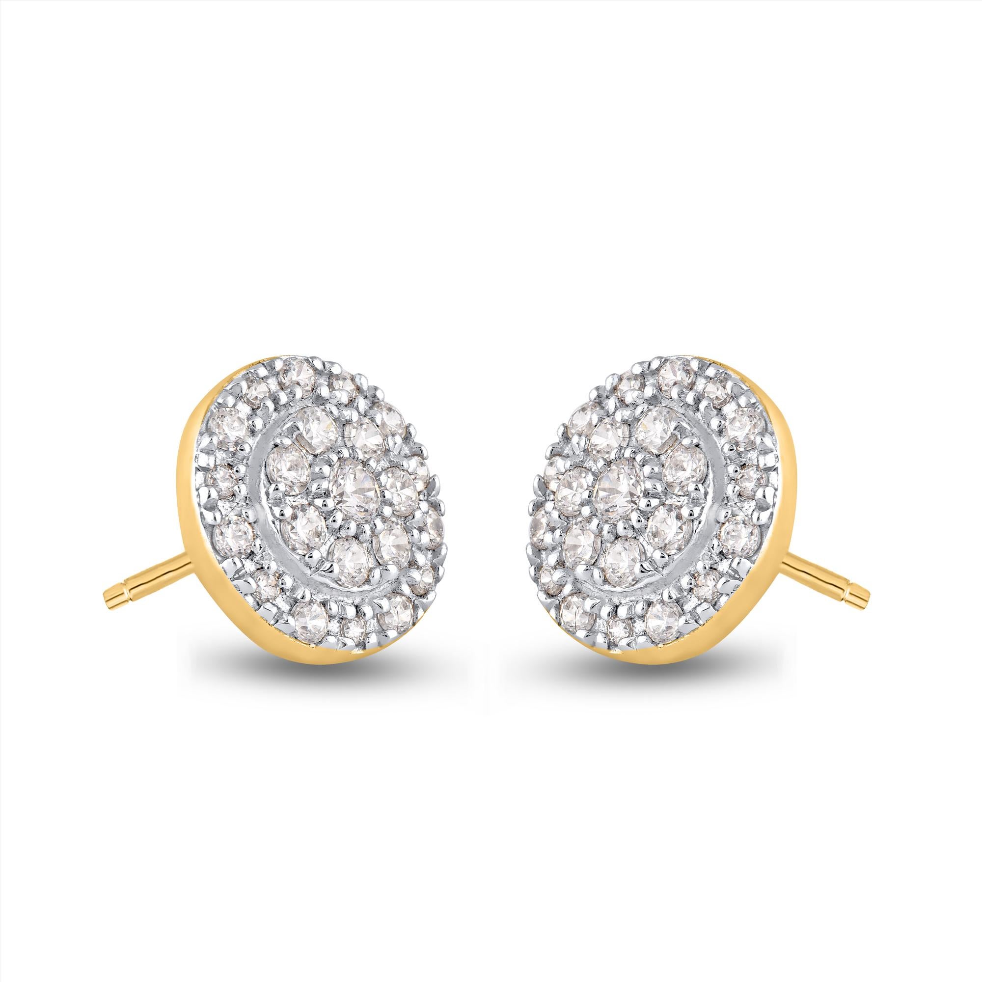 Prêtes pour toutes les occasions, ces boucles d'oreilles à monture en diamant sont d'un look étincelant qu'elle portera avec tout. Les boucles d'oreilles sont réalisées en or jaune 14 carats et présentent un diamant blanc naturel de taille ronde 44