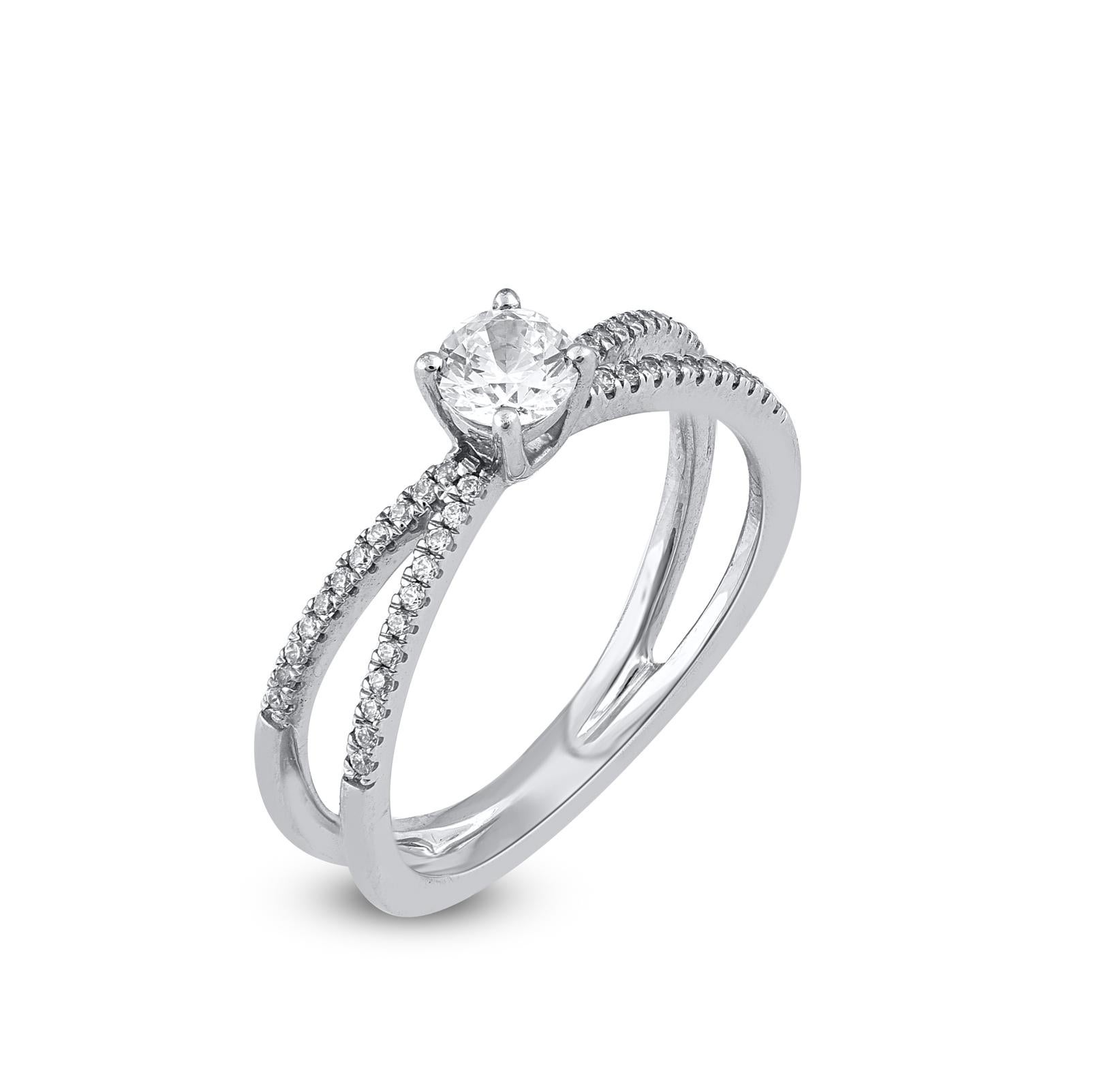 Genau ihr Stil, diese funkelnden Diamanten kreuz und quer Verlobungsring sind sicher zu blenden und zu begeistern. Handgefertigt von unseren Experten in 18 Karat Weißgold und besetzt mit 0,34 ct Mittelstein und 0,16 ct ausgekleidet Schaft Diamanten,