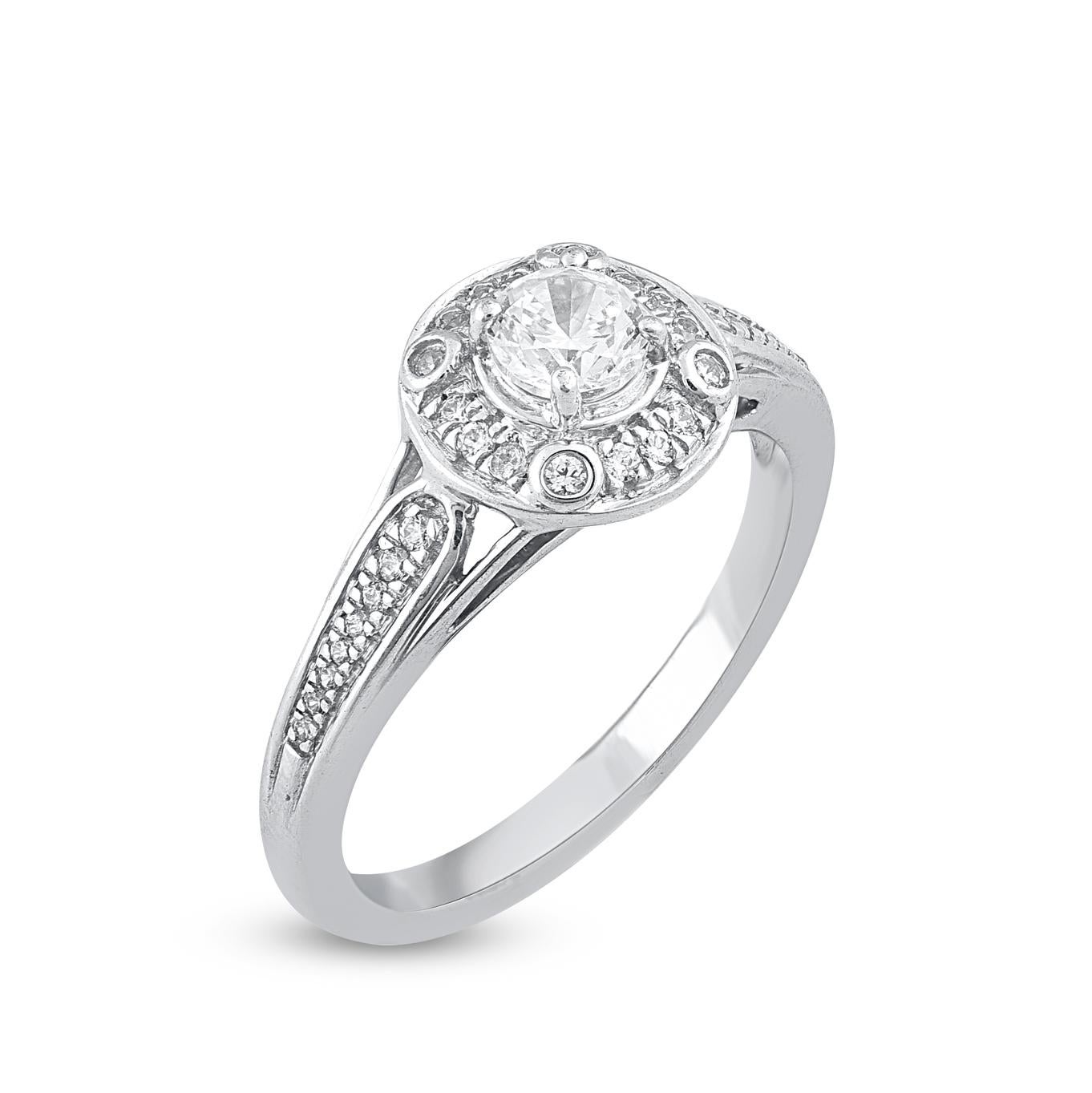 Classico e contemporaneo, questo anello con diamante arricchirà la sua collezione di gioielli. Impreziosito da una pietra centrale di 0,33 carati e da una montatura di diamanti di 0,17 carati e da spalle impreziosite da incastonature a griffe, a