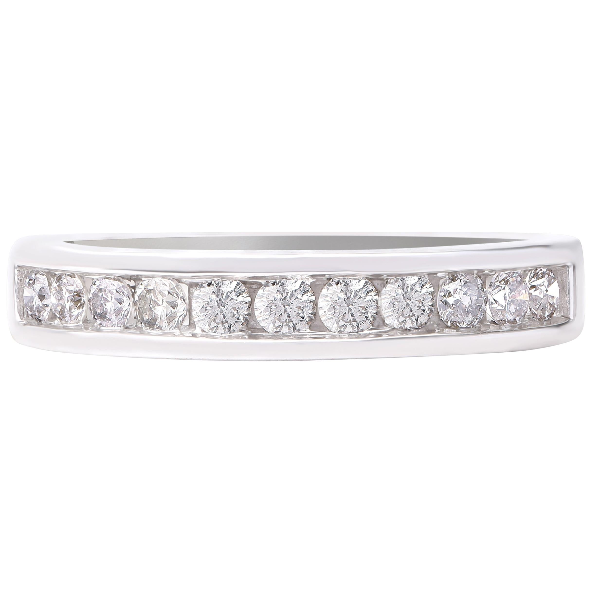 Ce bracelet classique en or blanc 18 carats est orné de 11 diamants de taille brillante en serti clos. Les diamants sont classés couleur H-I, pureté I2.