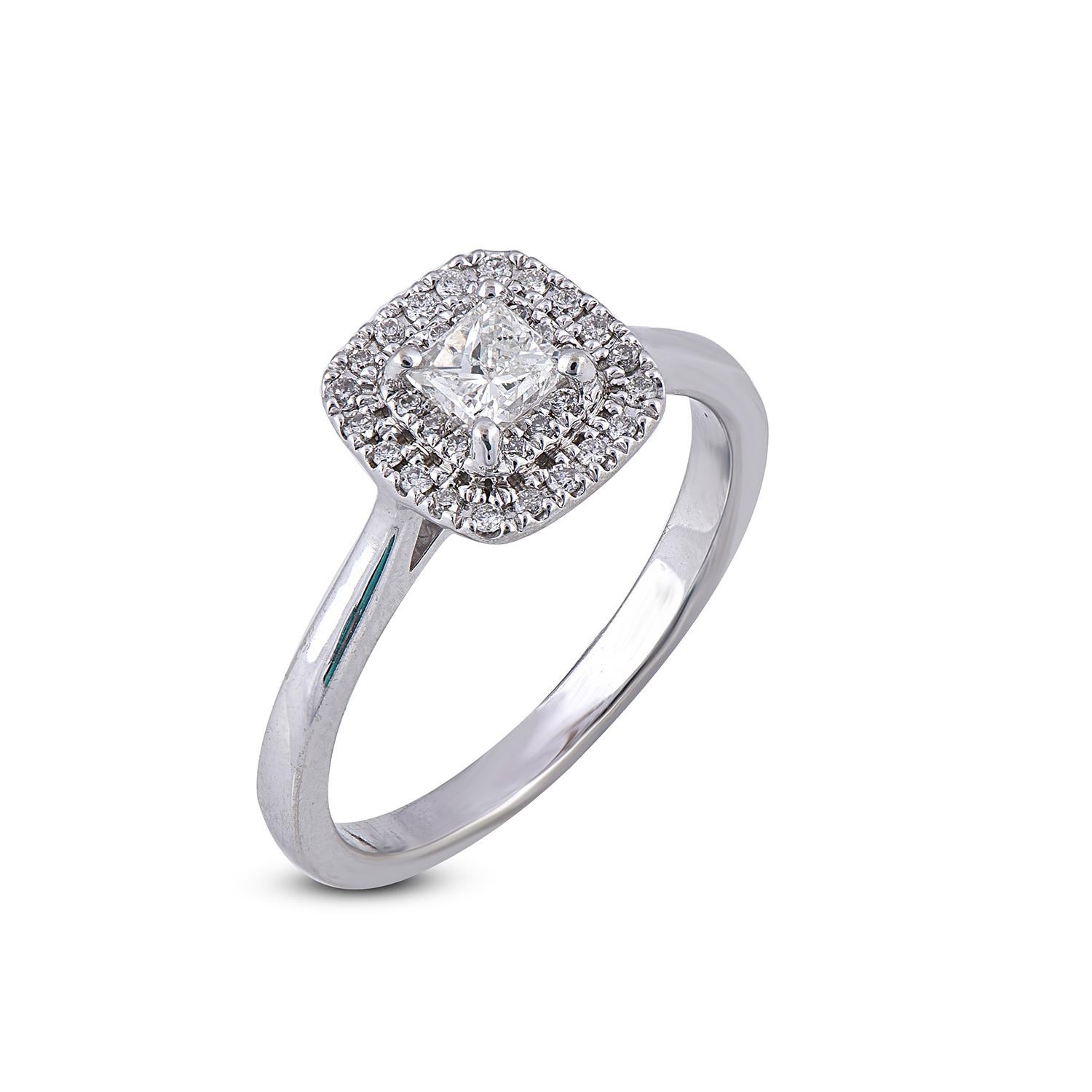 Lascia che l'eleganza senza tempo di questo anello di fidanzamento con diamante parli per te. Questo anello è sapientemente realizzato in oro bianco 18 carati e presenta una pietra centrale Princess da 0,36 carati e una montatura e un gambo