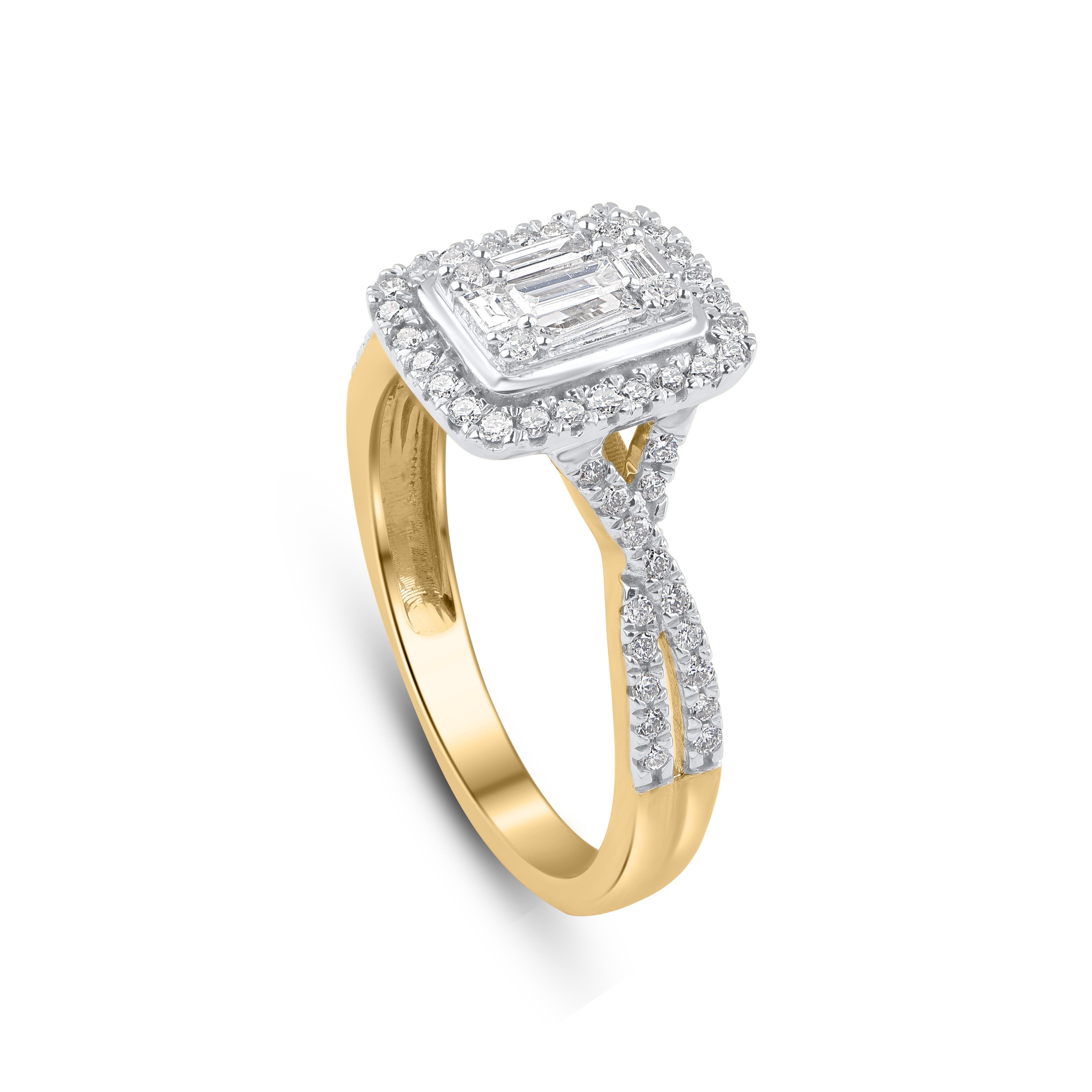 Questo anello di fidanzamento con diamanti è tempestato di 62 diamanti a taglio rotondo e 5 diamanti baguette con incastonatura a micropunte e a griffe e realizzato in oro giallo 10KT; i diamanti sono classificati con colore H. I e purezza I2. La