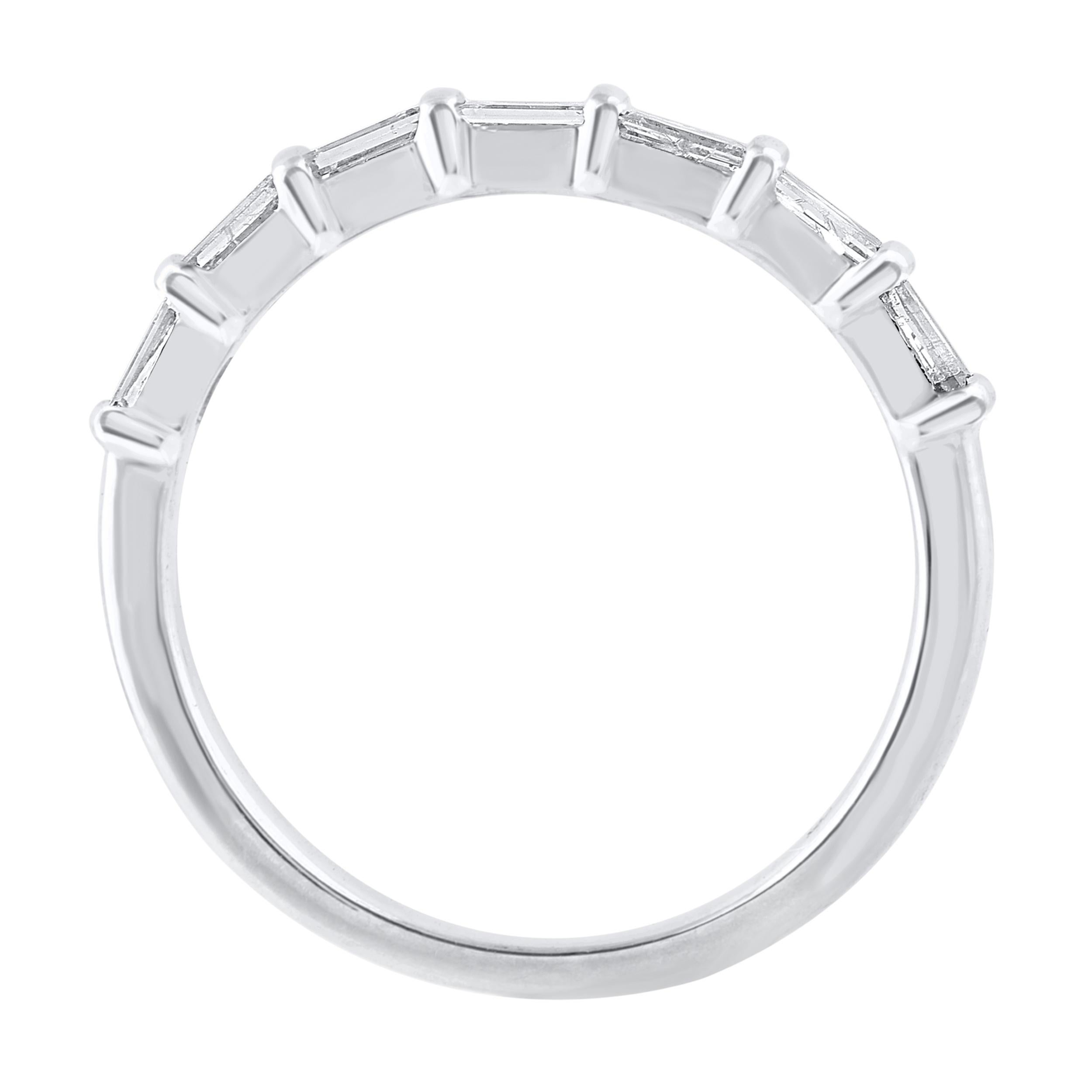Dieser wunderschöne Ring mit sieben Steinen besteht aus schimmernden Baguette-Diamanten in Kanalfassung und ist aus 14 Karat Weißgold gefertigt. Der Ring ist mit insgesamt 7 natürlichen Diamanten im Baguetteschliff besetzt, das Gesamtgewicht der