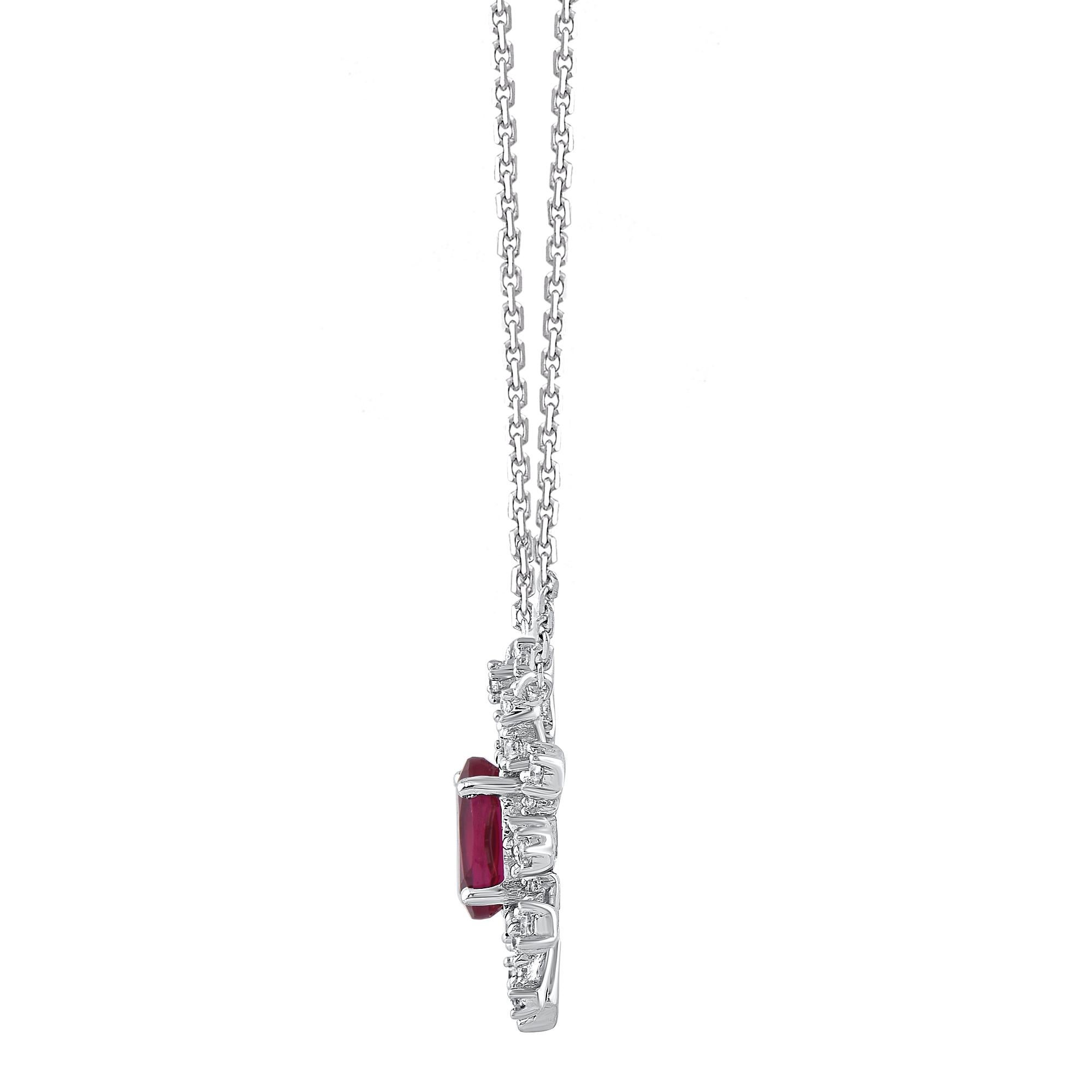 Semplice ed elegante, questo splendido pendente è realizzato in oro bianco 14 carati e presenta 24 diamanti bianchi rotondi a taglio singolo e 1 rubino ovale incastonati in una montatura a griffe; il colore H. I+I, la purezza I2 e la finitura a